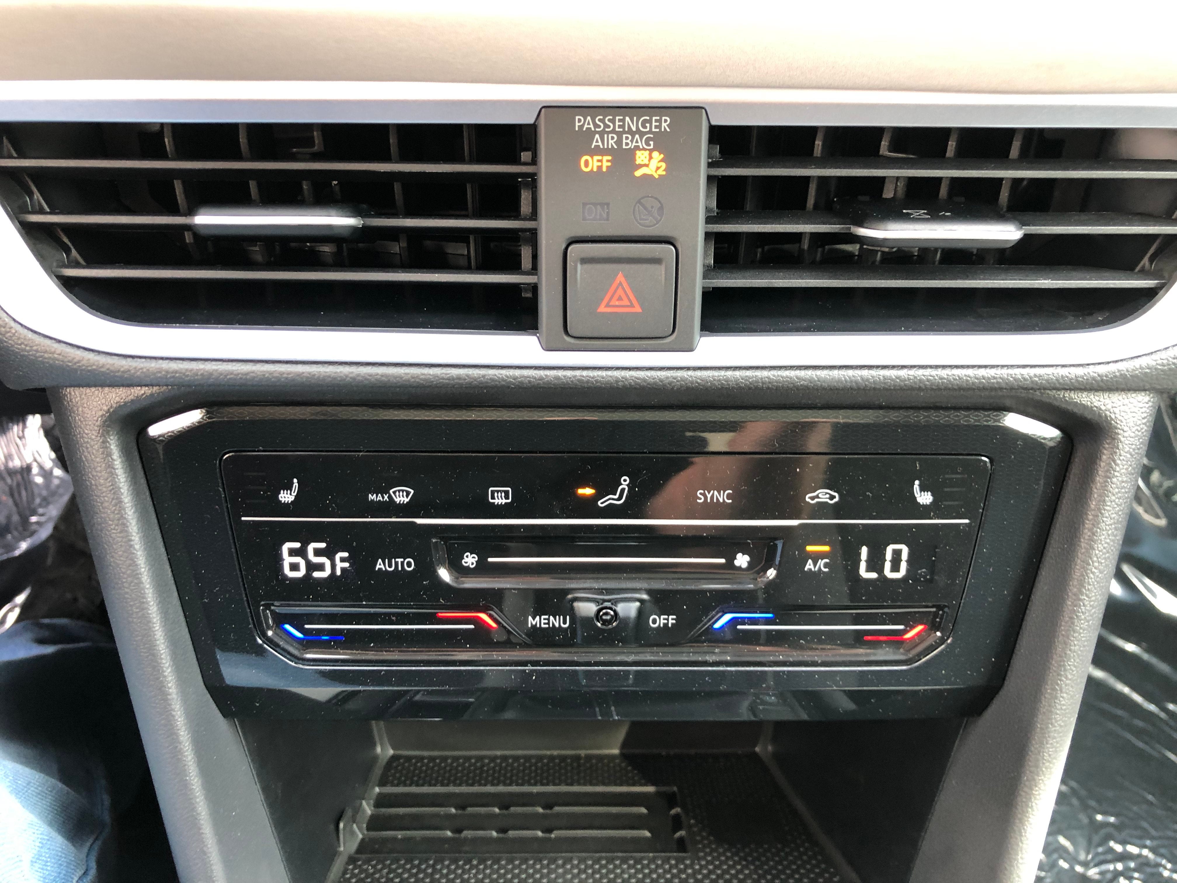 2026 Volkswagen Taos SE w/panoramic sunroof