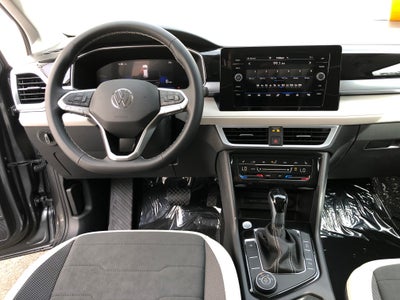 2026 Volkswagen Taos SE w/panoramic sunroof