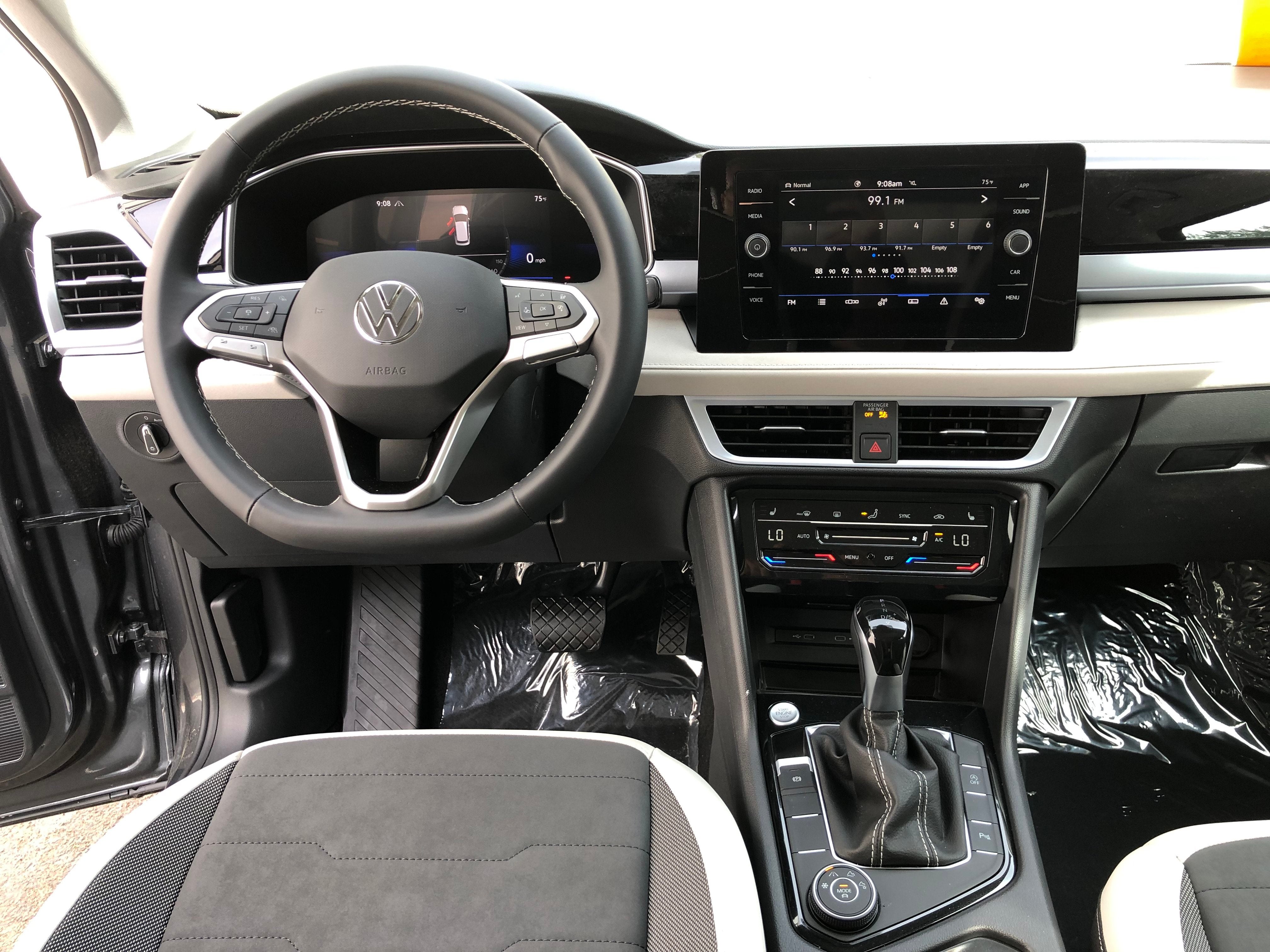 2026 Volkswagen Taos SE w/panoramic sunroof