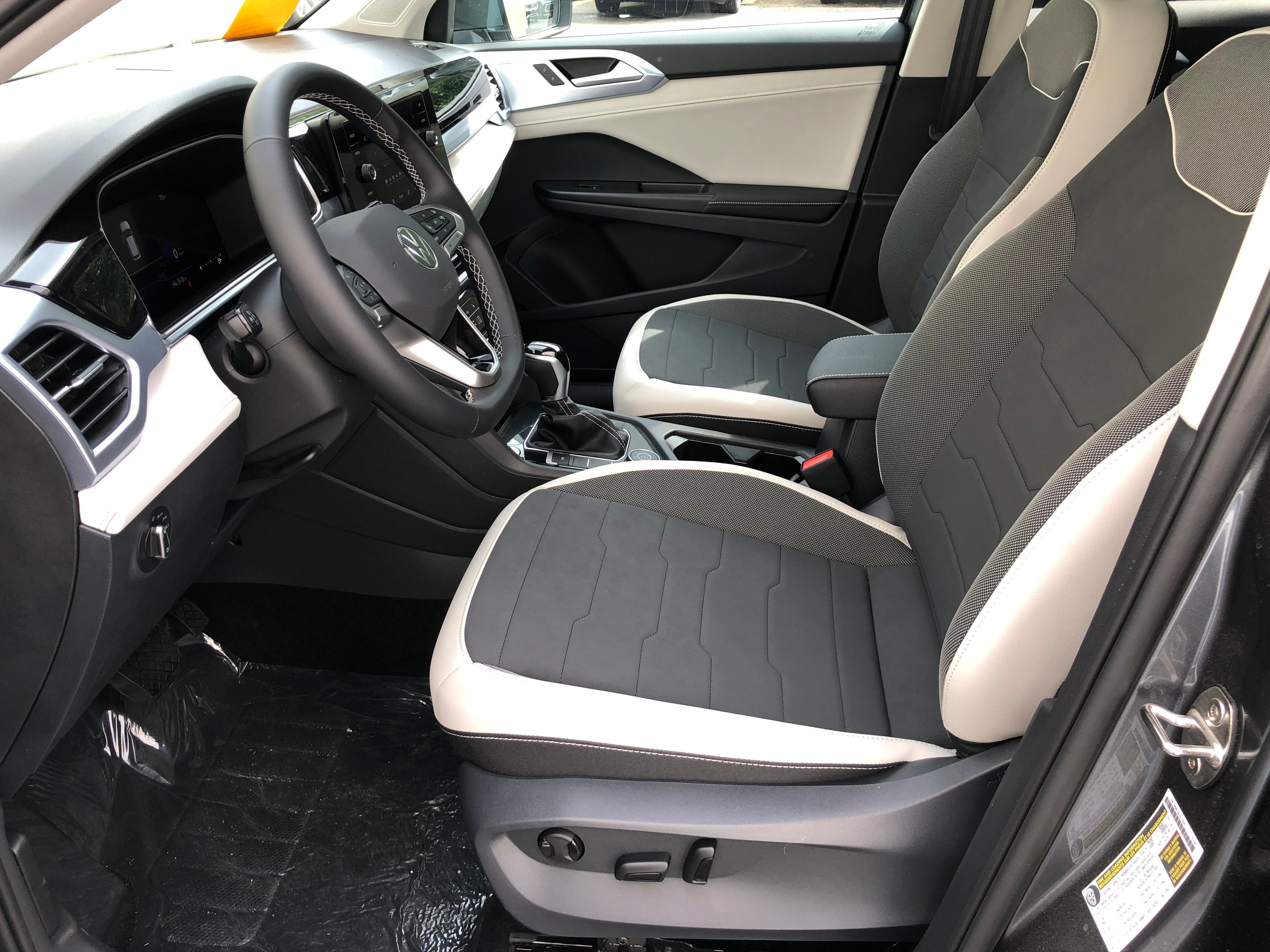 2026 Volkswagen Taos SE w/panoramic sunroof