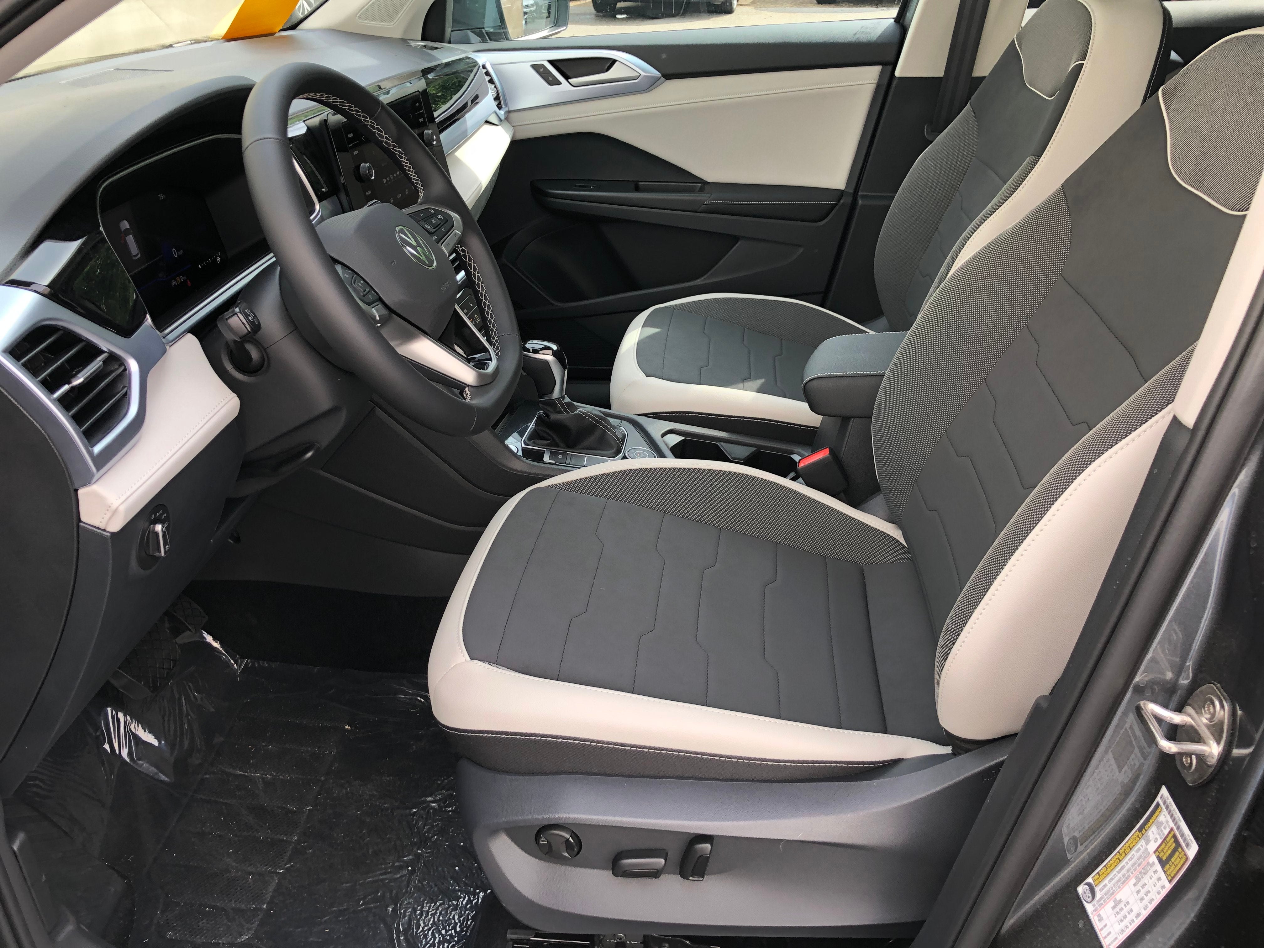 2026 Volkswagen Taos SE w/panoramic sunroof