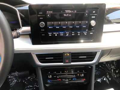 2026 Volkswagen Taos SE w/panoramic sunroof