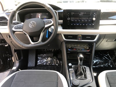 2026 Volkswagen Taos SE w/panoramic sunroof