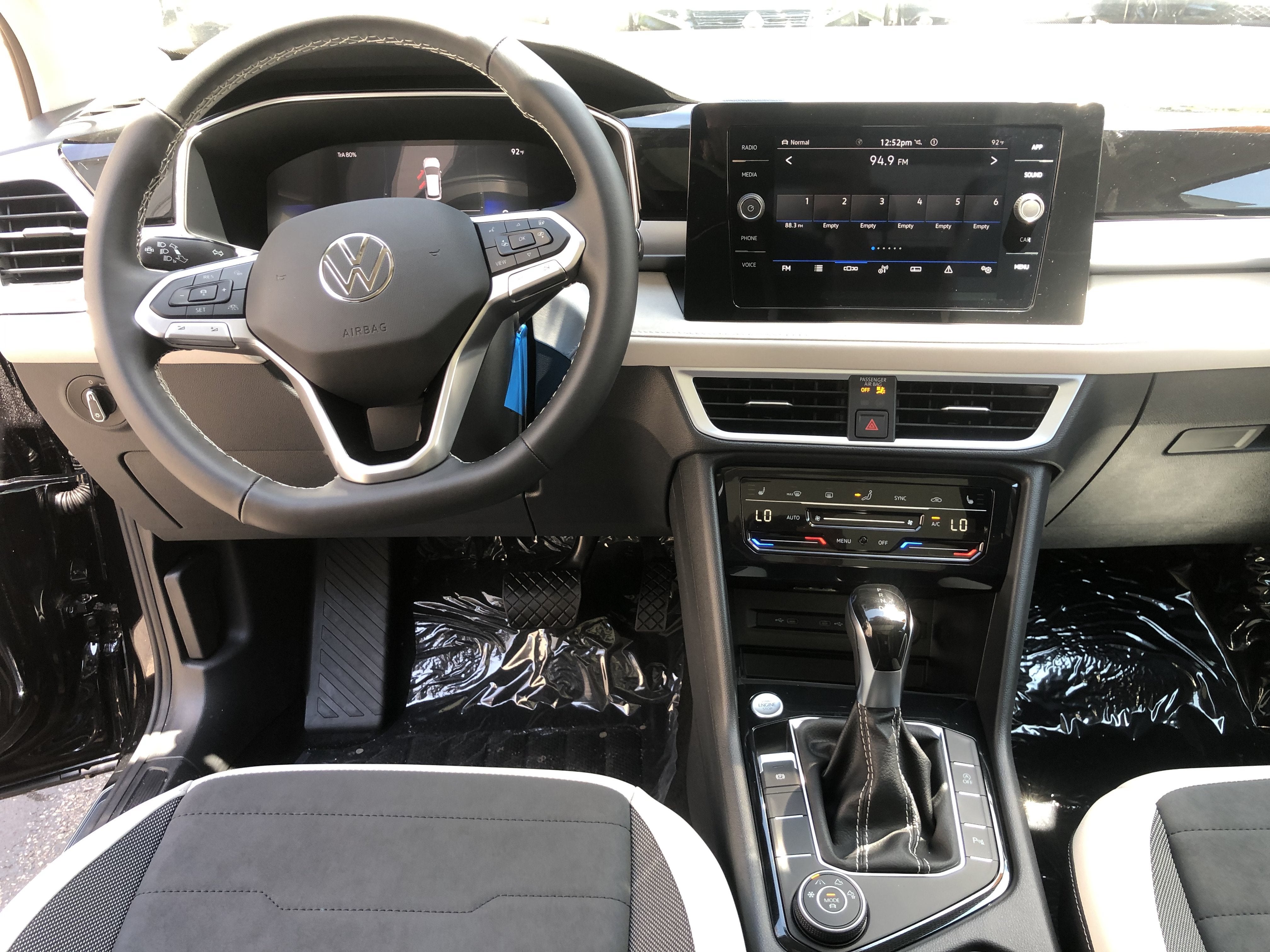 2026 Volkswagen Taos SE w/panoramic sunroof