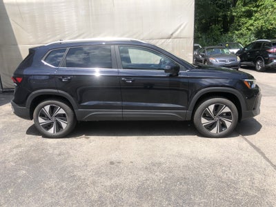 2026 Volkswagen Taos SE w/panoramic sunroof