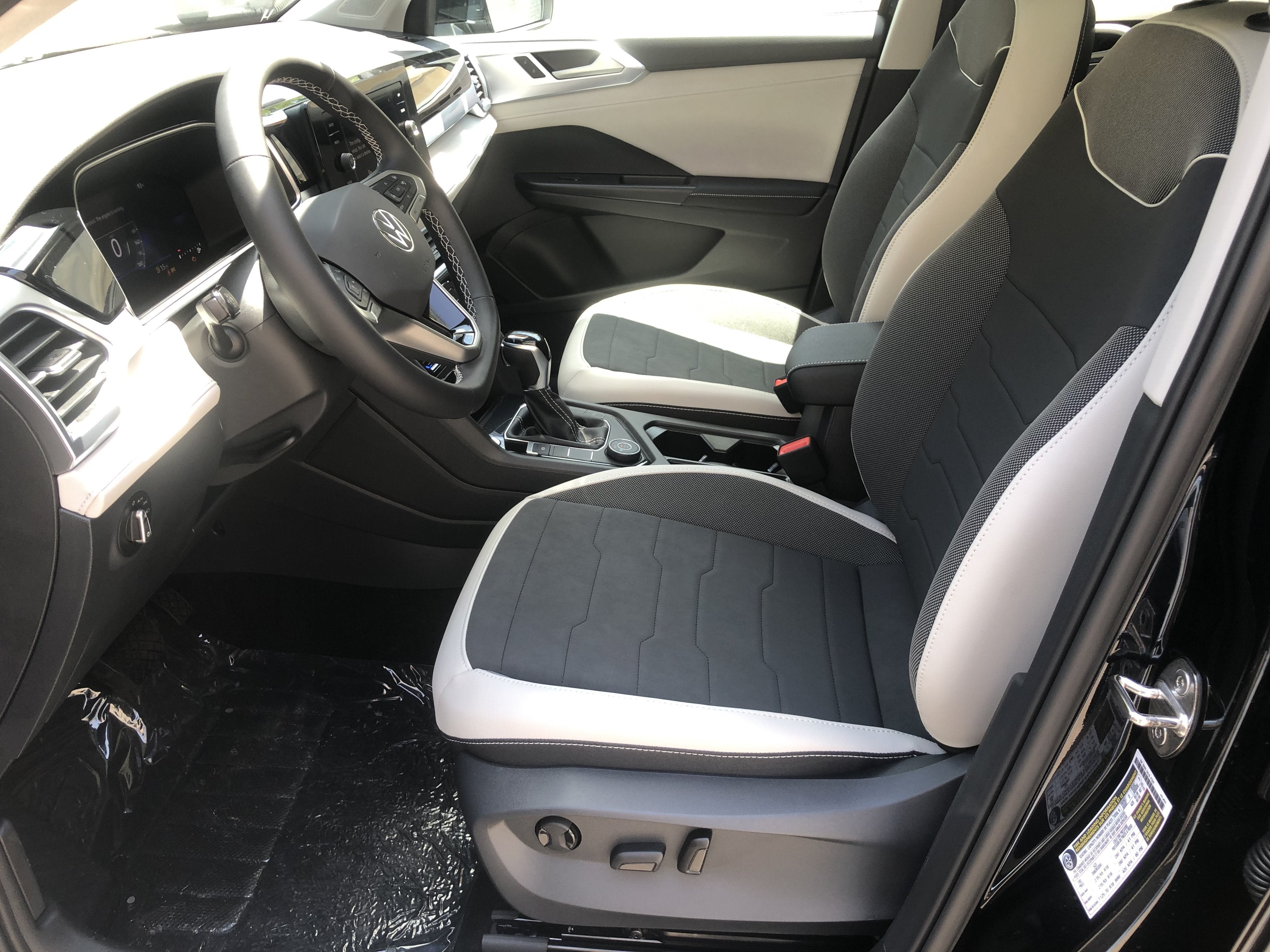 2026 Volkswagen Taos SE w/panoramic sunroof