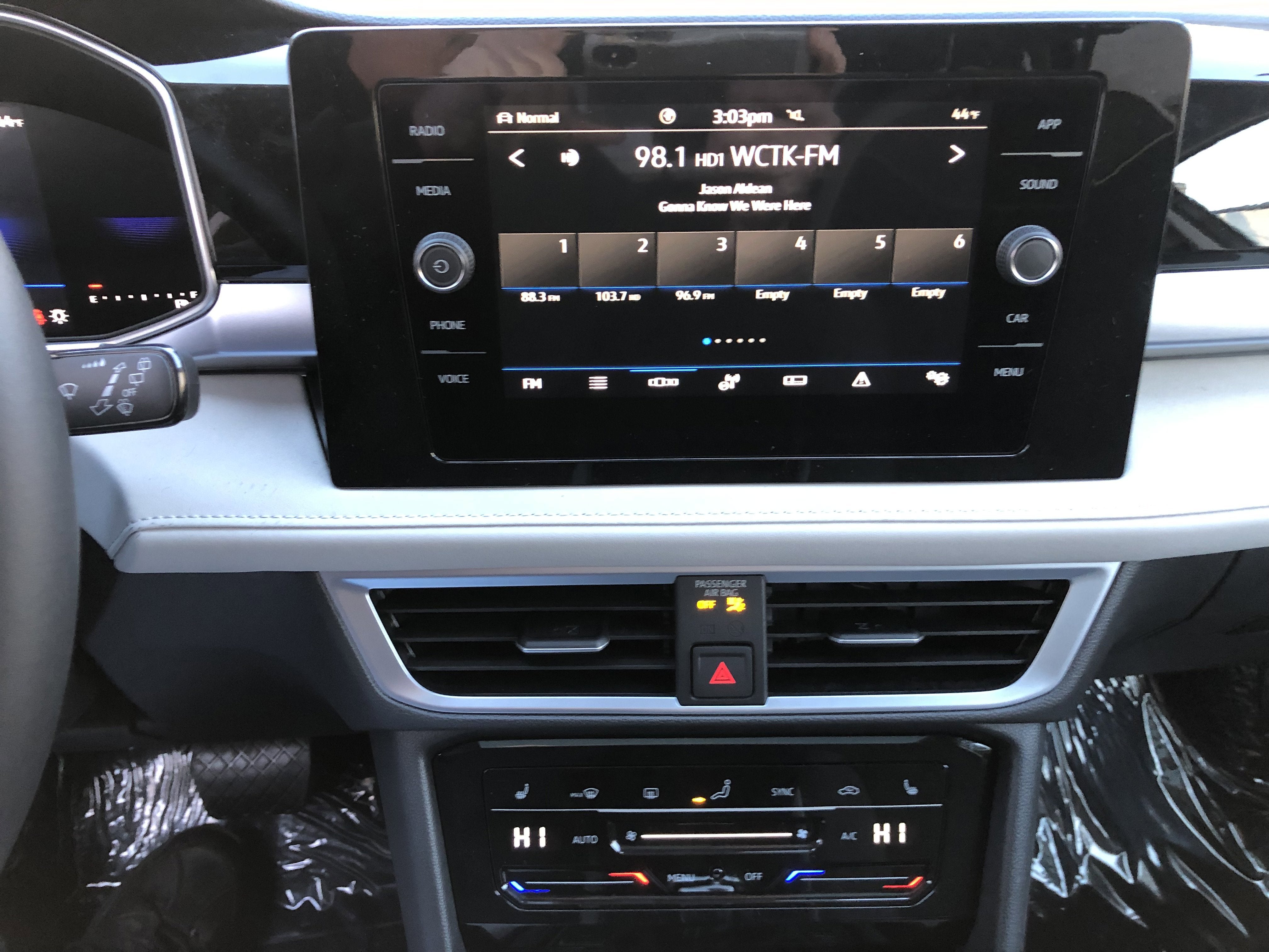 2026 Volkswagen Taos SE w/panoramic sunroof