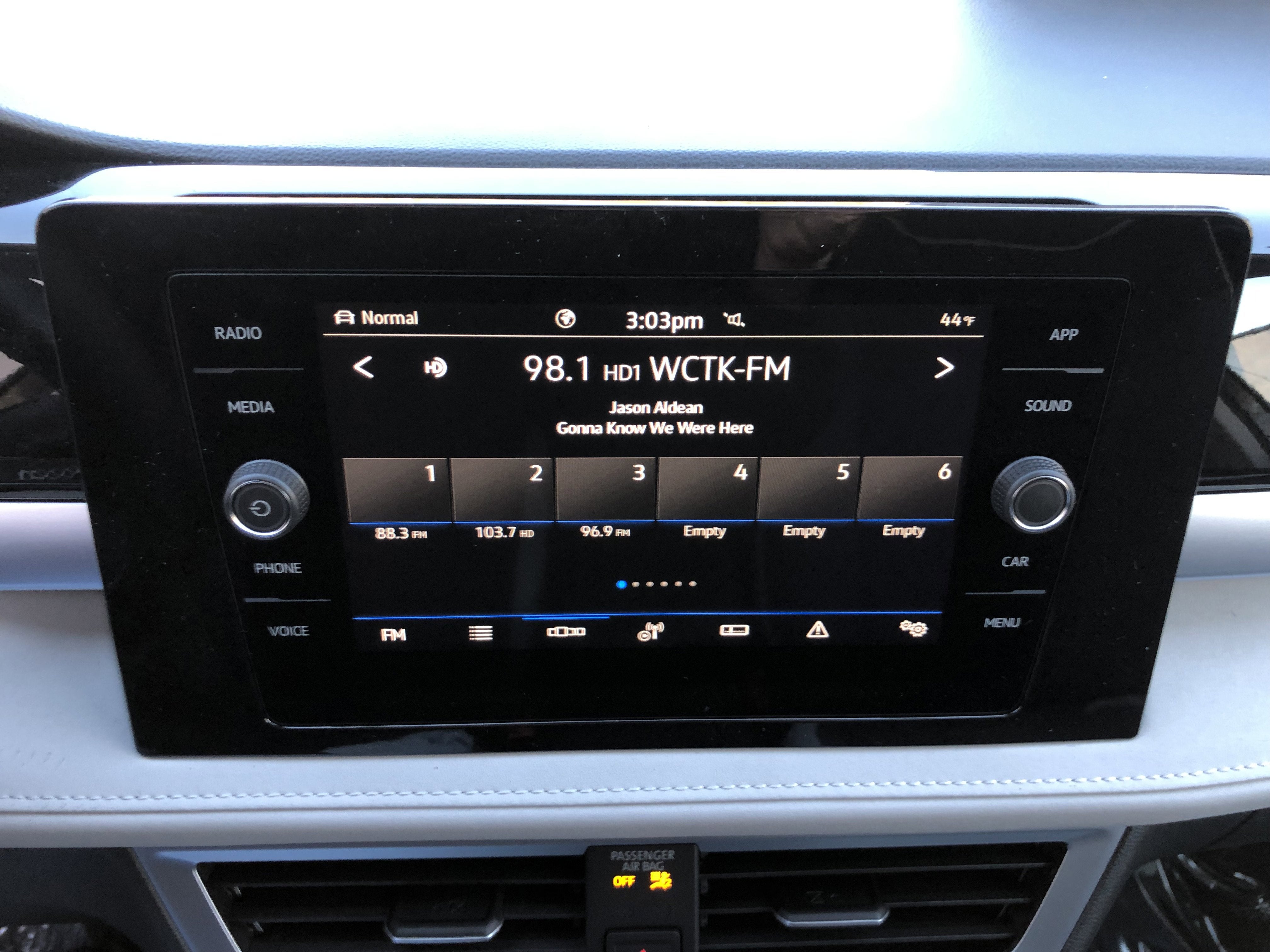 2026 Volkswagen Taos SE w/panoramic sunroof