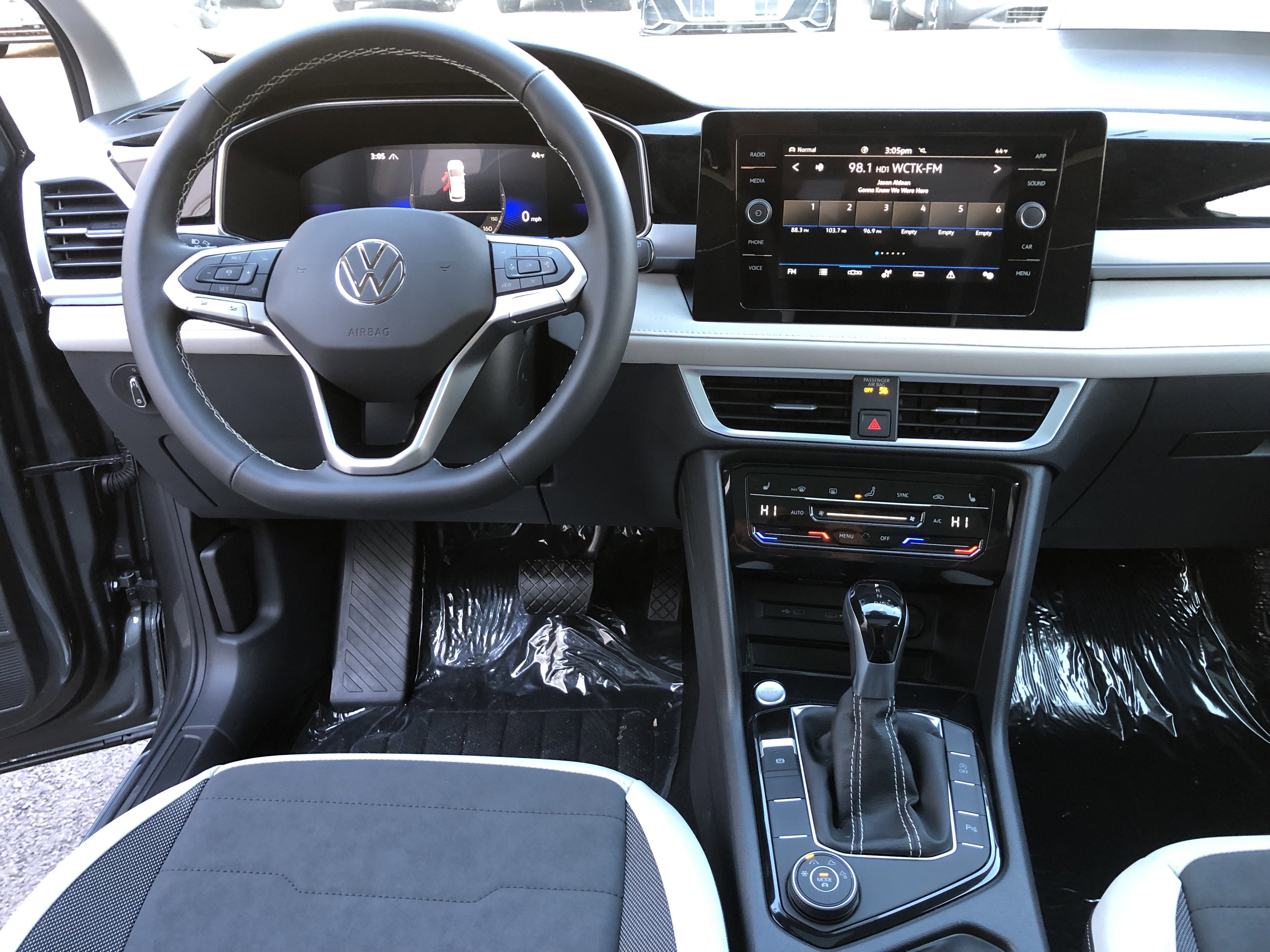 2026 Volkswagen Taos SE w/panoramic sunroof