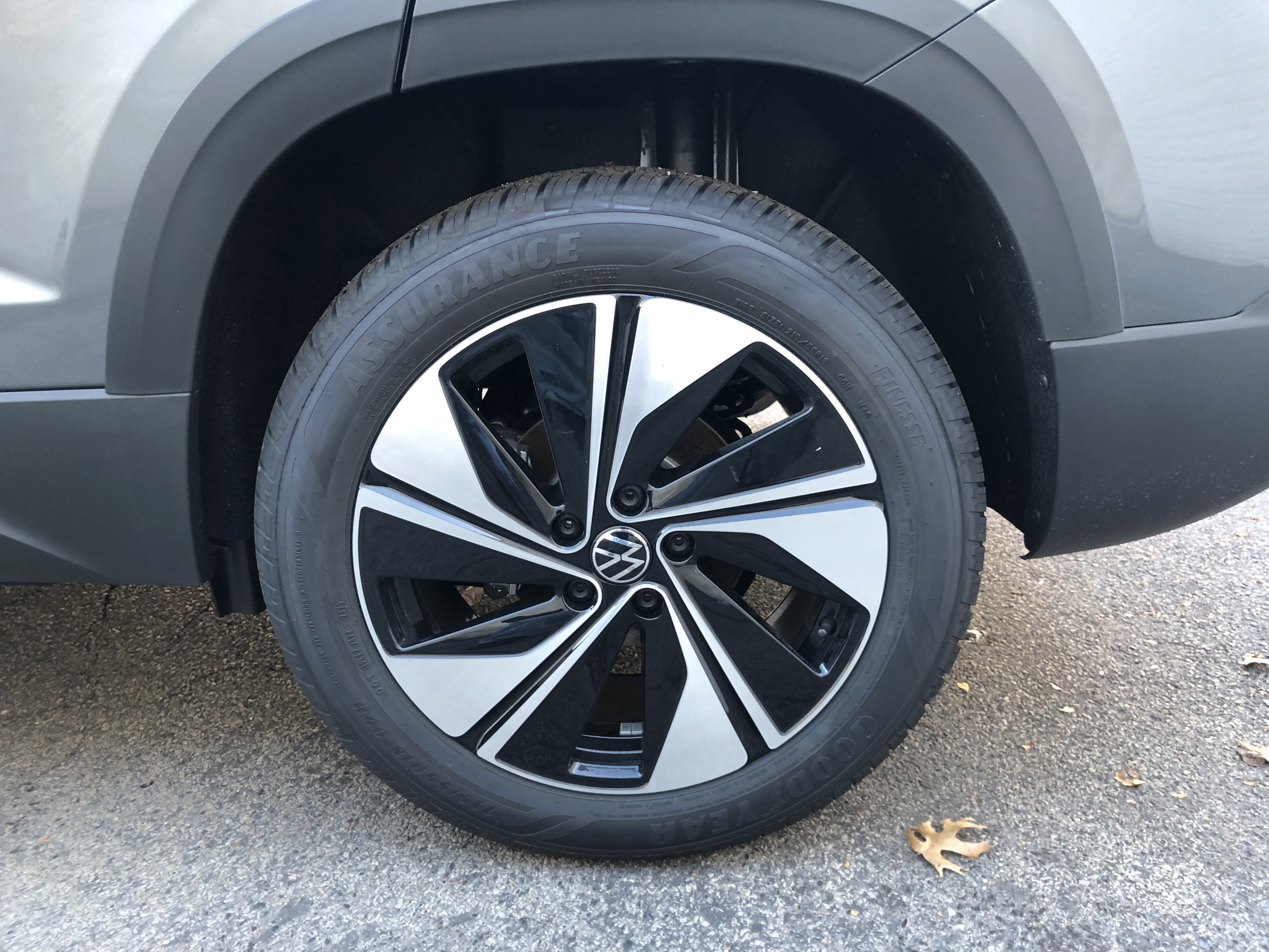 2026 Volkswagen Taos SE w/panoramic sunroof