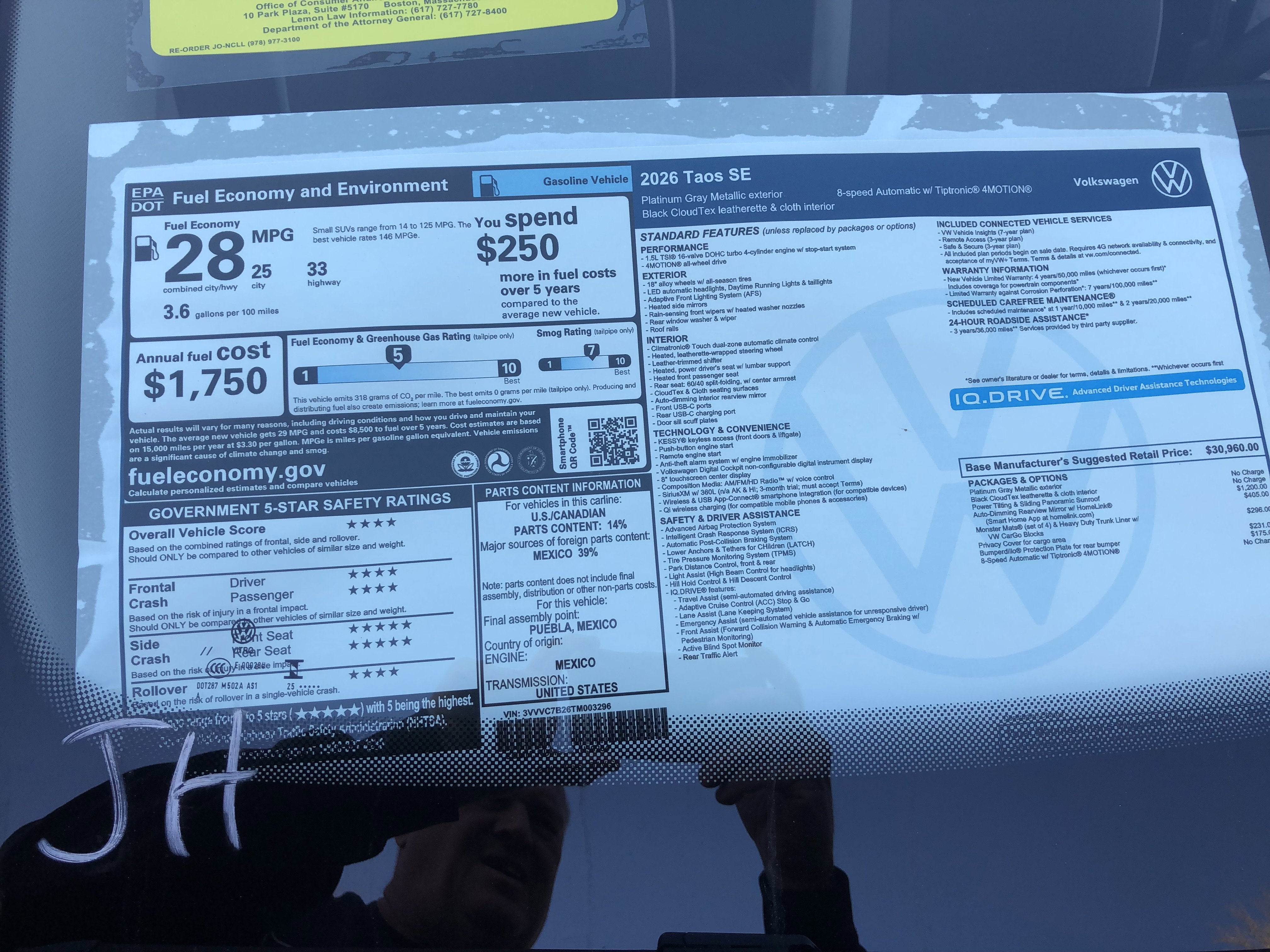 2026 Volkswagen Taos SE w/panoramic sunroof