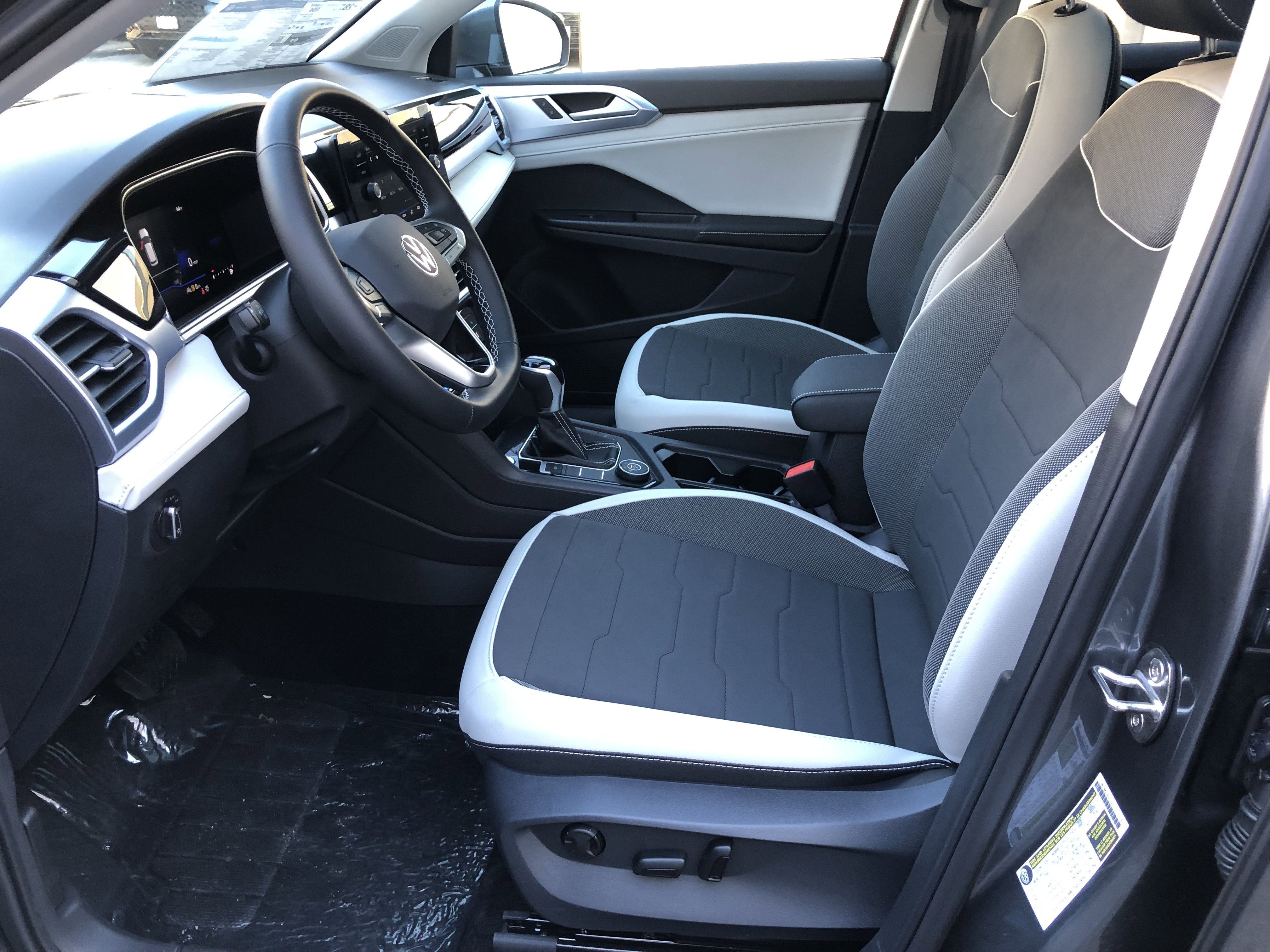 2026 Volkswagen Taos SE w/panoramic sunroof