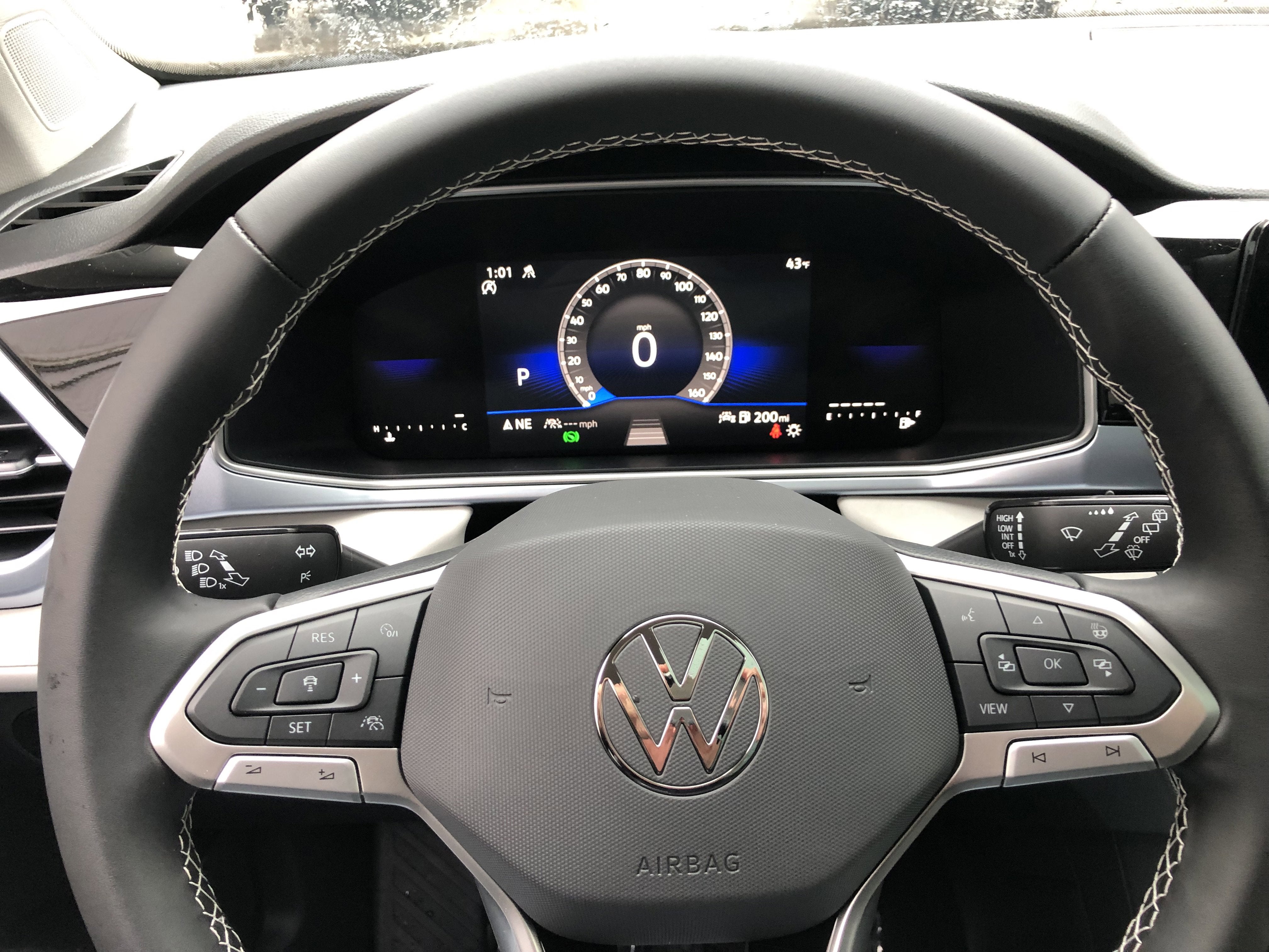 2026 Volkswagen Taos SE w/panoramic sunroof