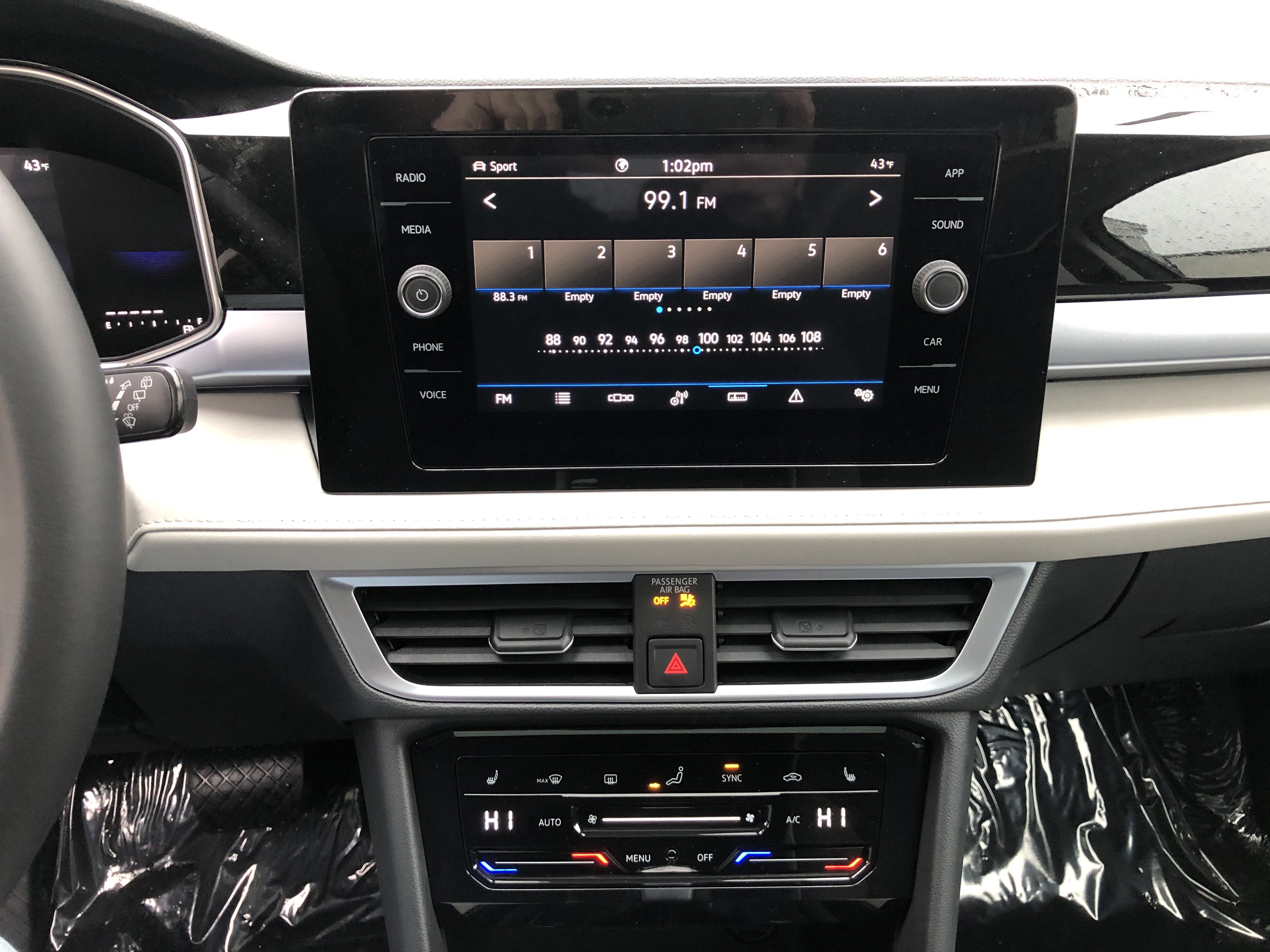 2026 Volkswagen Taos SE w/panoramic sunroof