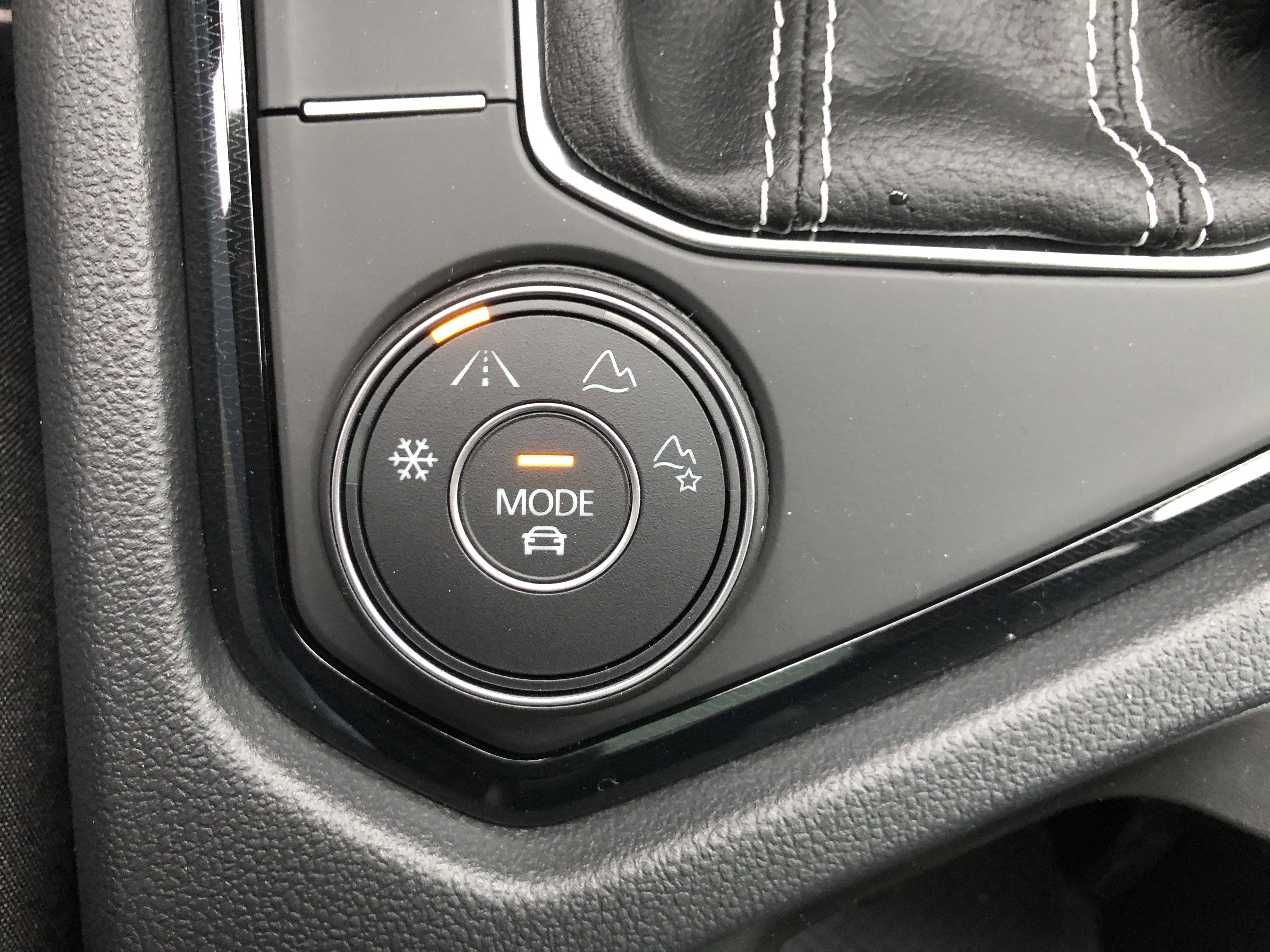 2026 Volkswagen Taos SE w/panoramic sunroof