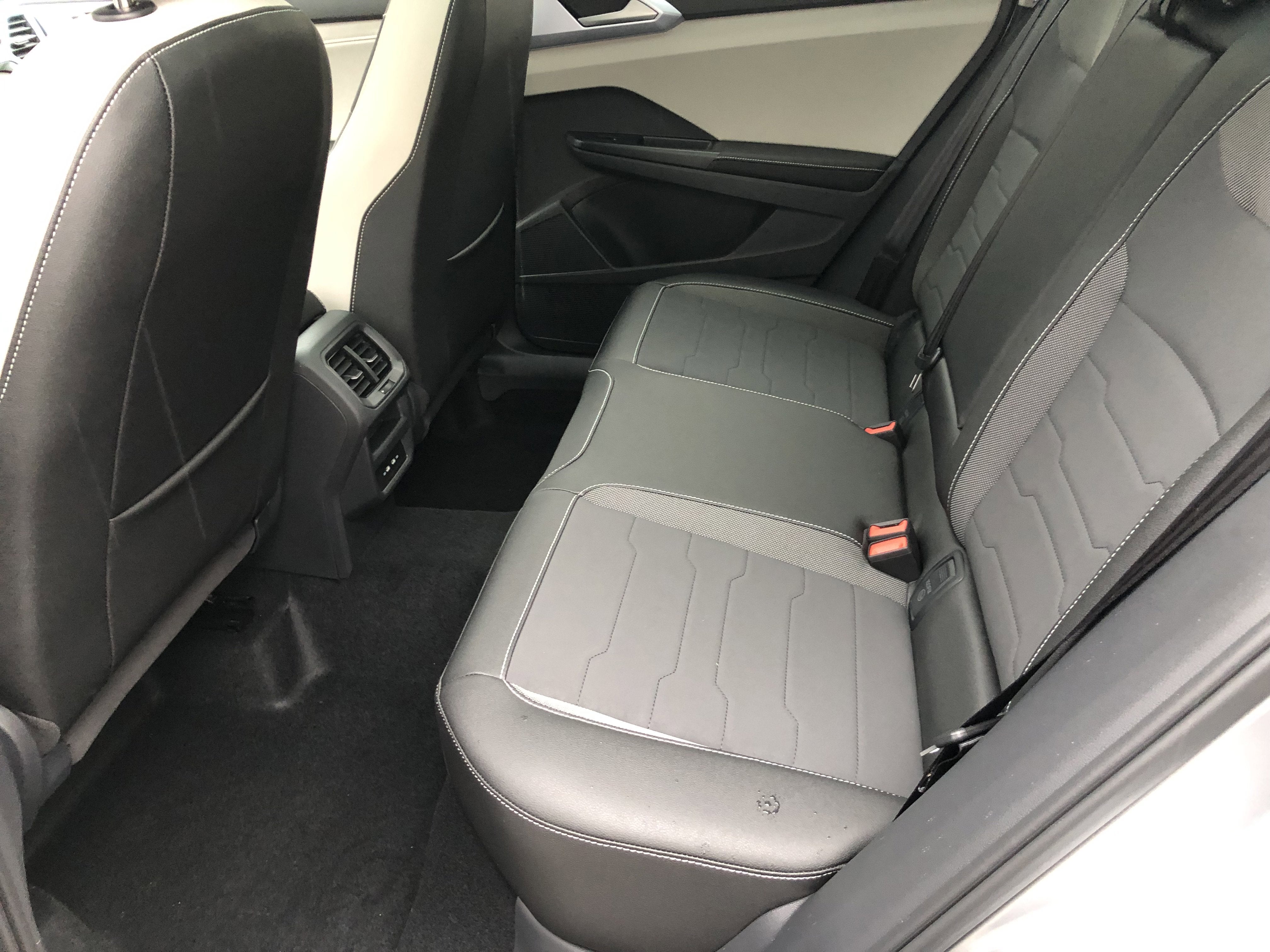 2026 Volkswagen Taos SE w/panoramic sunroof