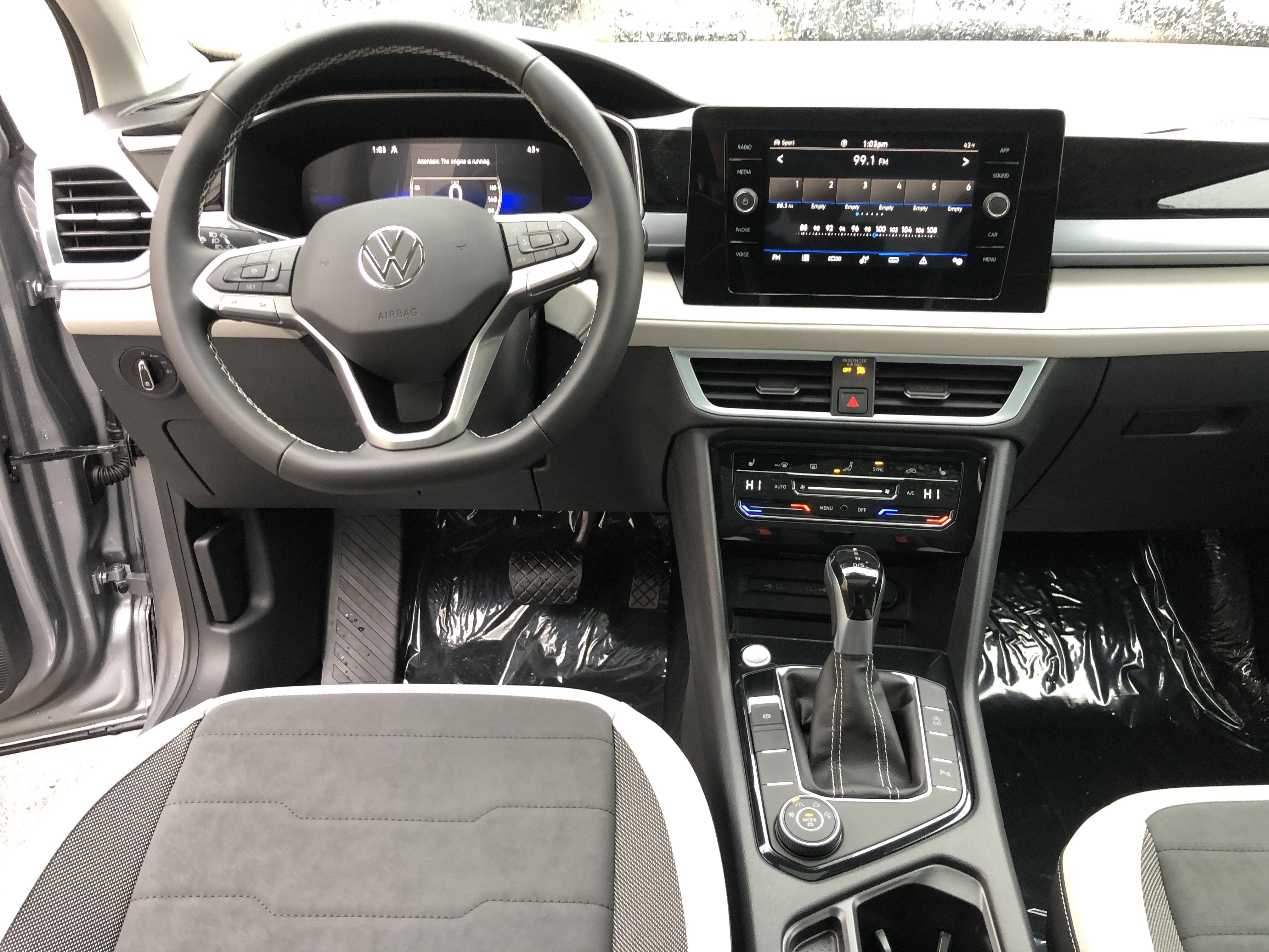 2026 Volkswagen Taos SE w/panoramic sunroof