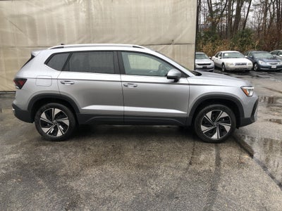 2026 Volkswagen Taos SE w/panoramic sunroof