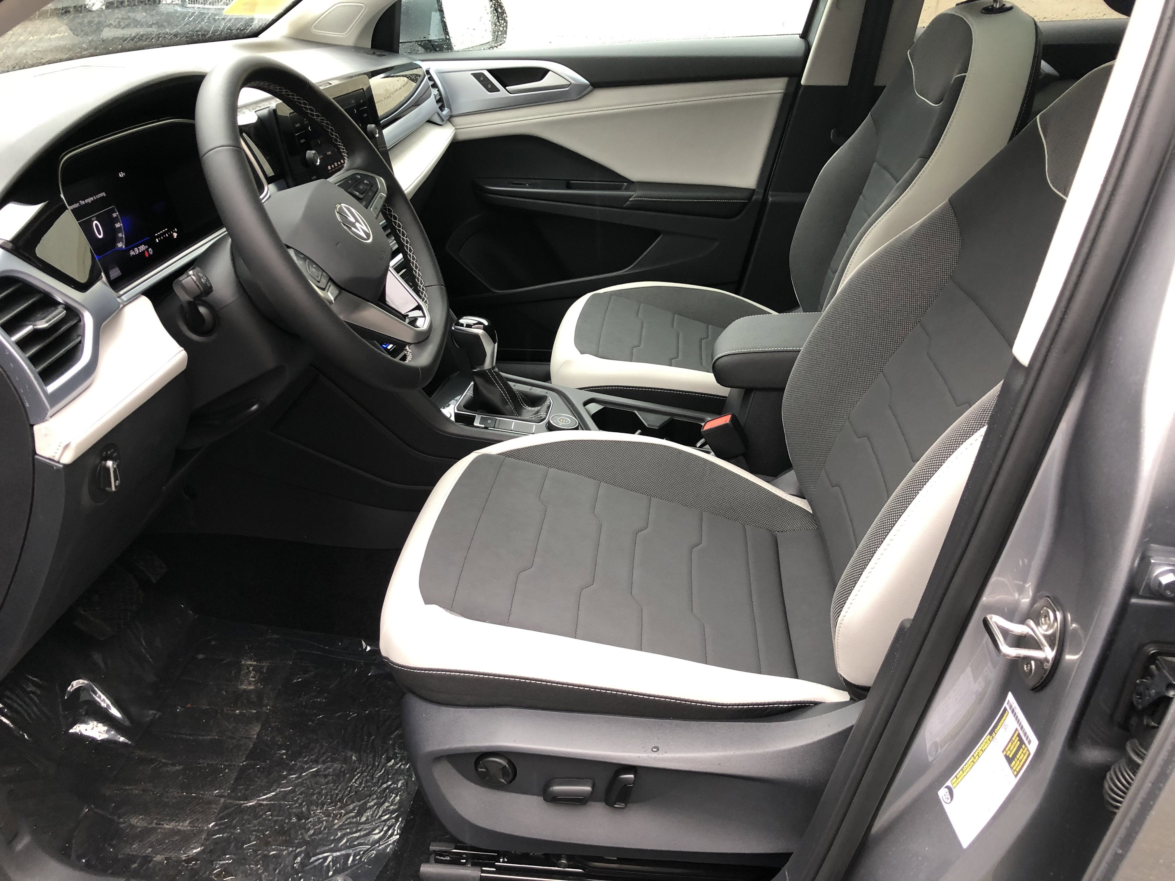 2026 Volkswagen Taos SE w/panoramic sunroof