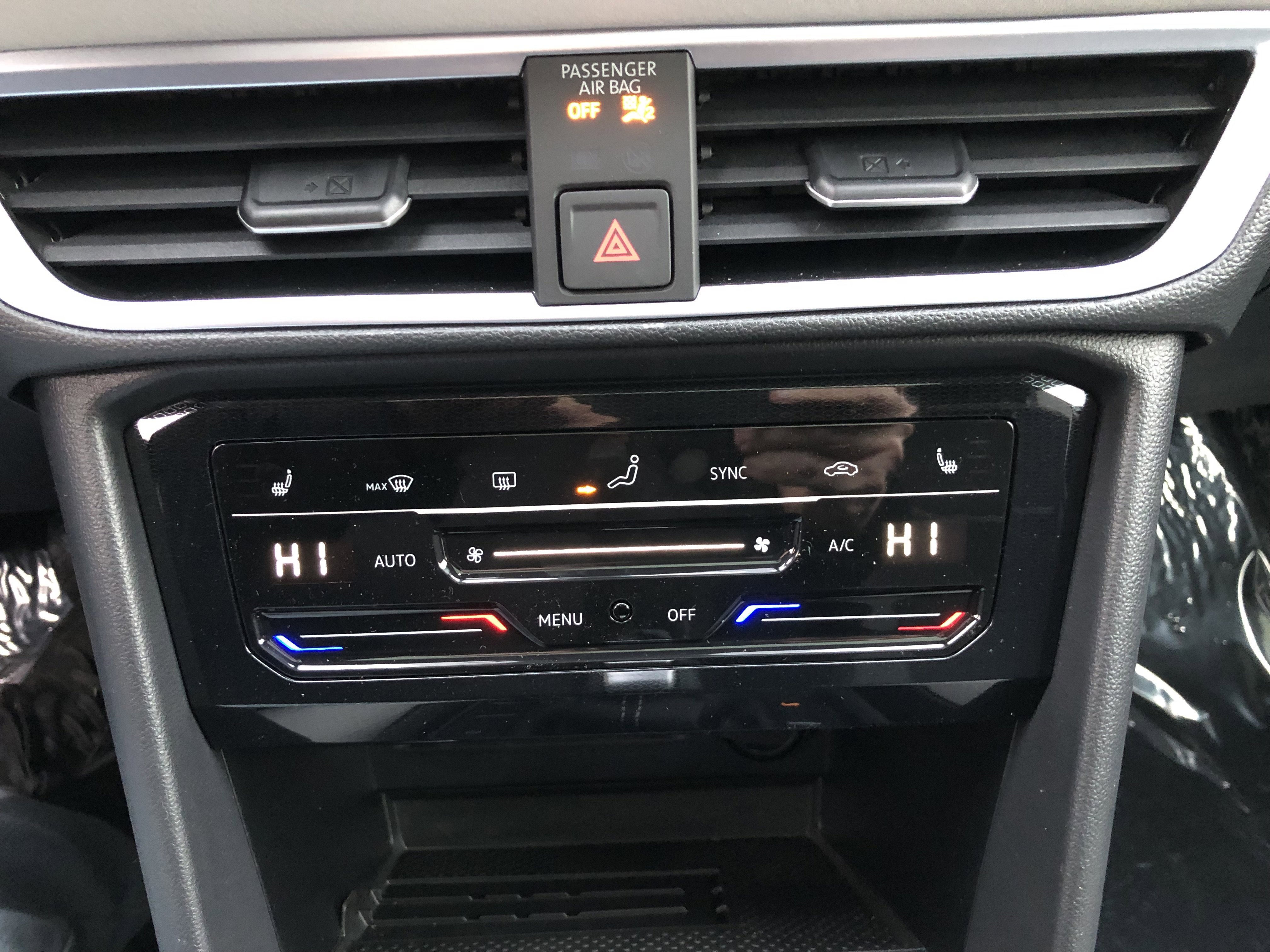 2026 Volkswagen Taos SE w/panoramic sunroof