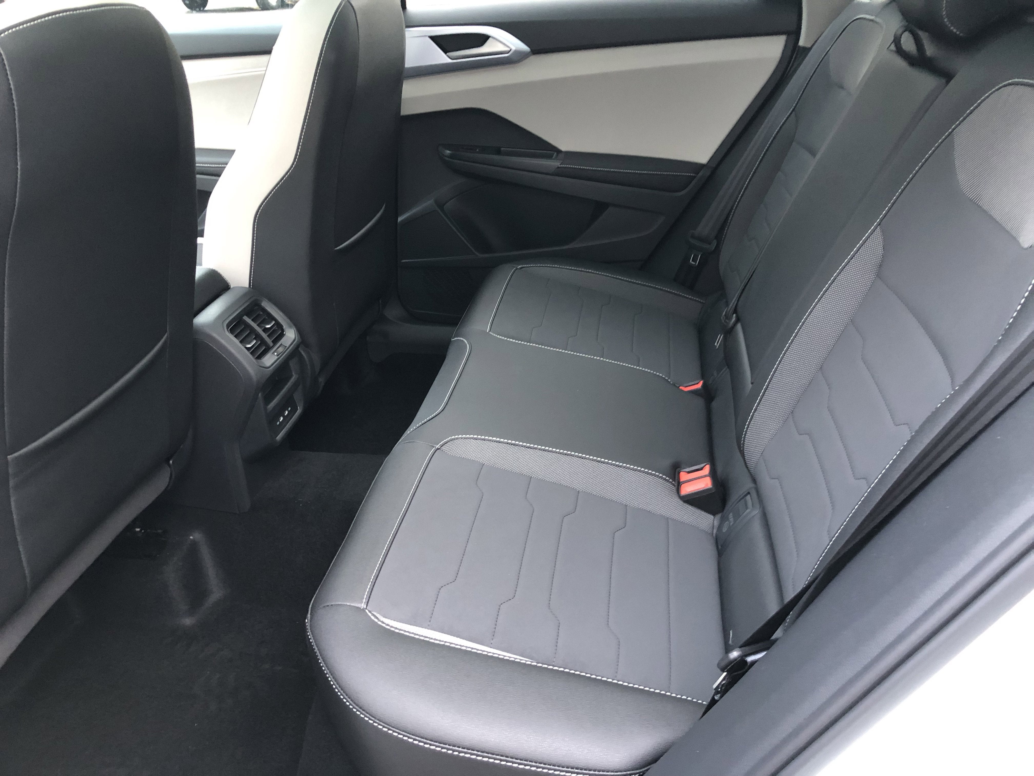 2026 Volkswagen Taos SE w/panoramic sunroof