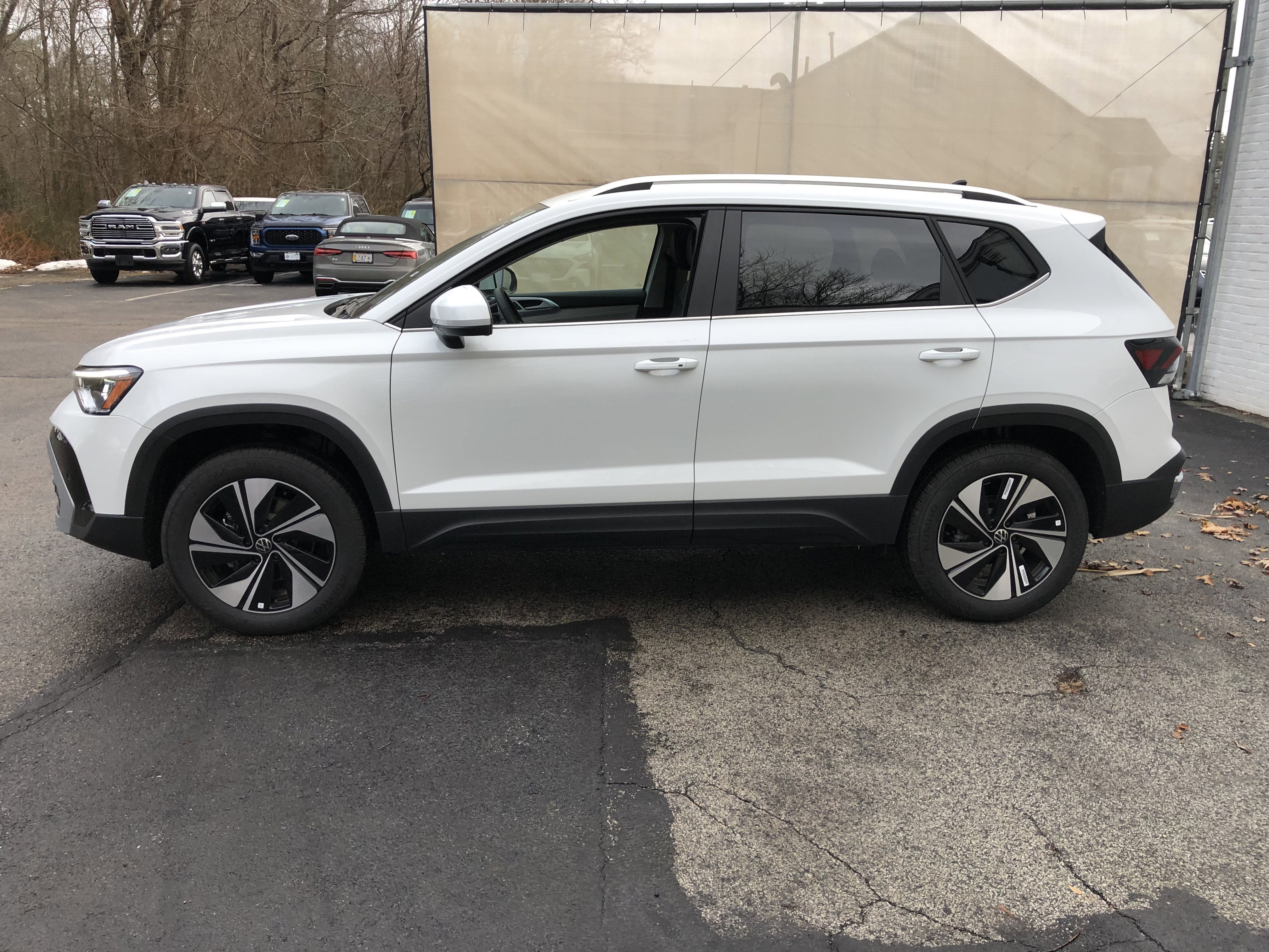 2026 Volkswagen Taos SE w/panoramic sunroof