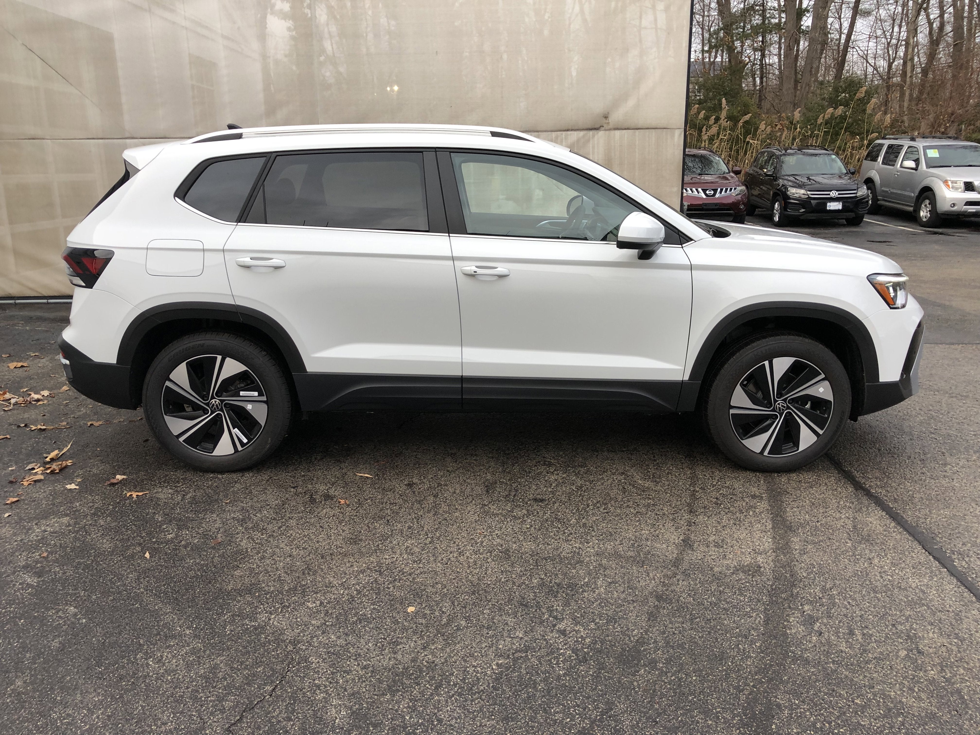 2026 Volkswagen Taos SE w/panoramic sunroof