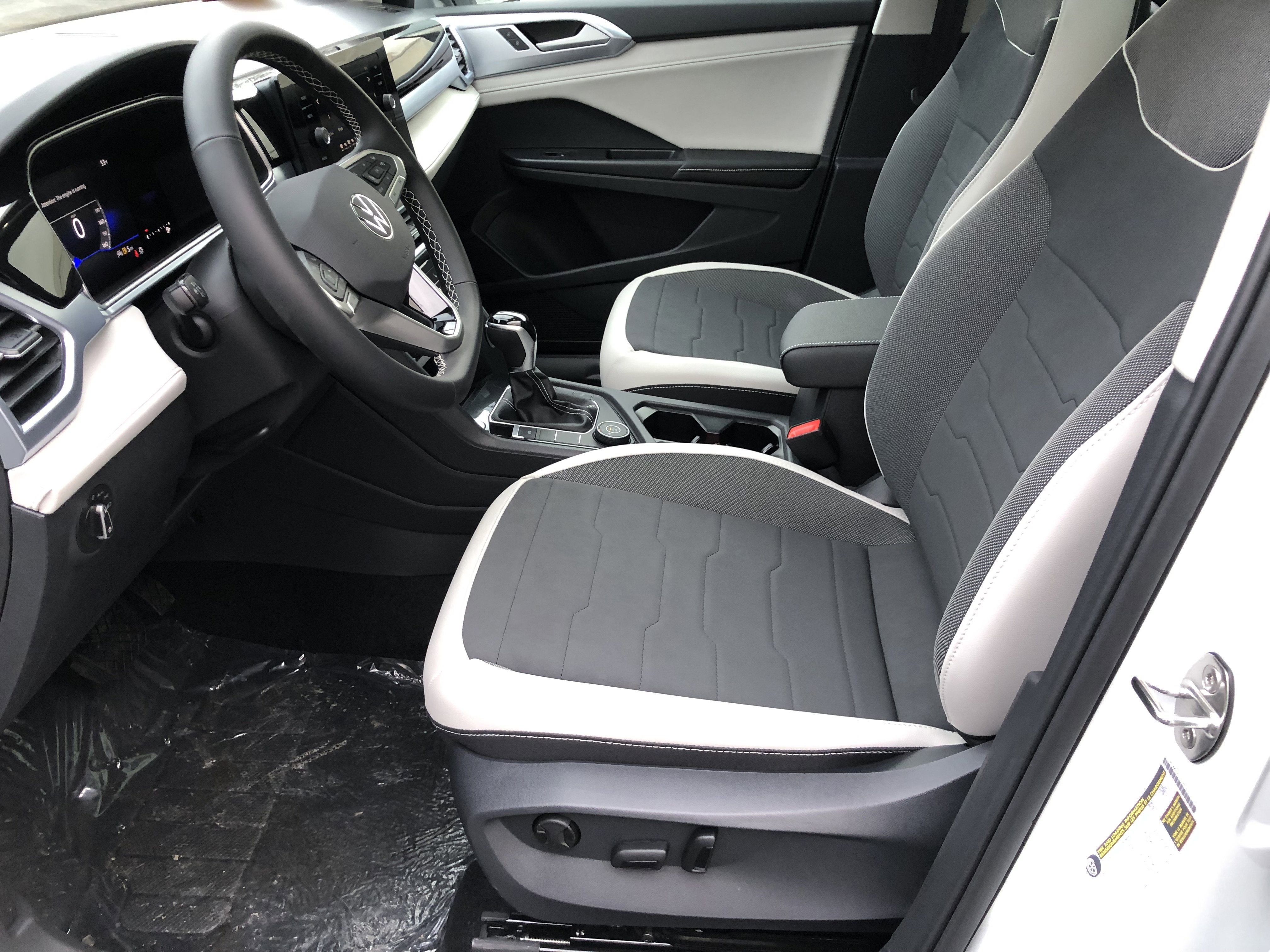 2026 Volkswagen Taos SE w/panoramic sunroof