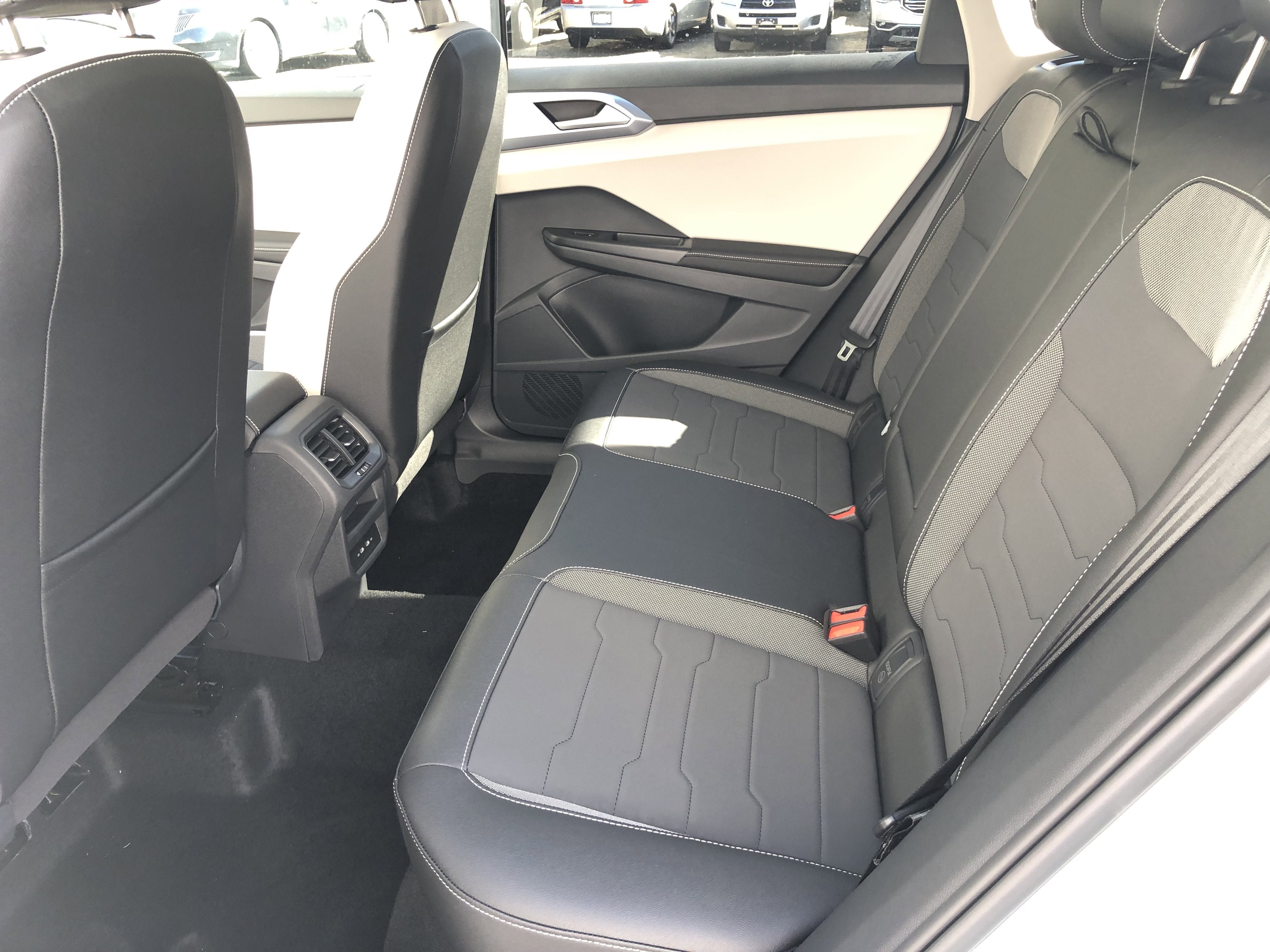 2026 Volkswagen Taos SE w/panoramic sunroof