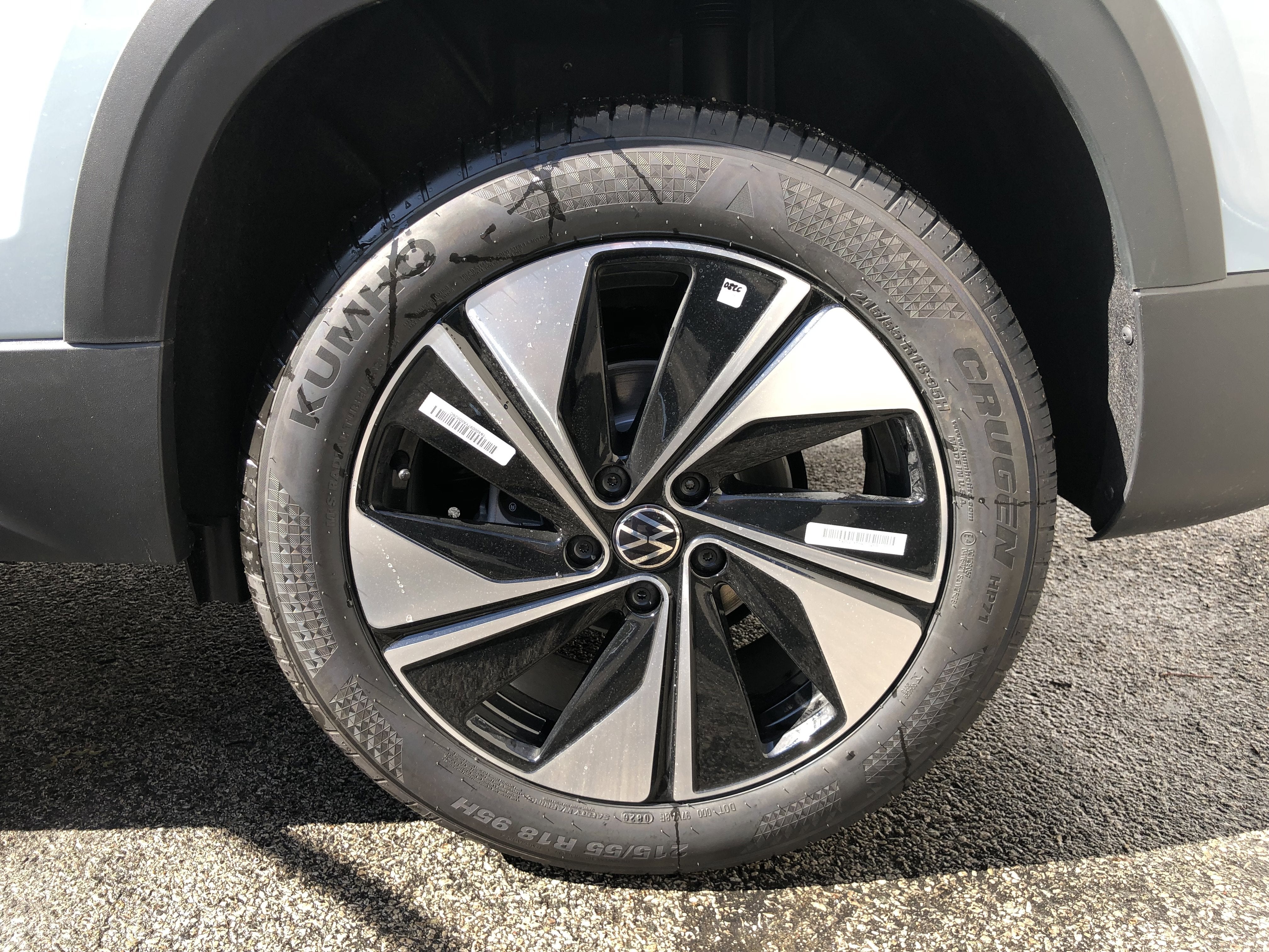 2026 Volkswagen Taos SE w/panoramic sunroof