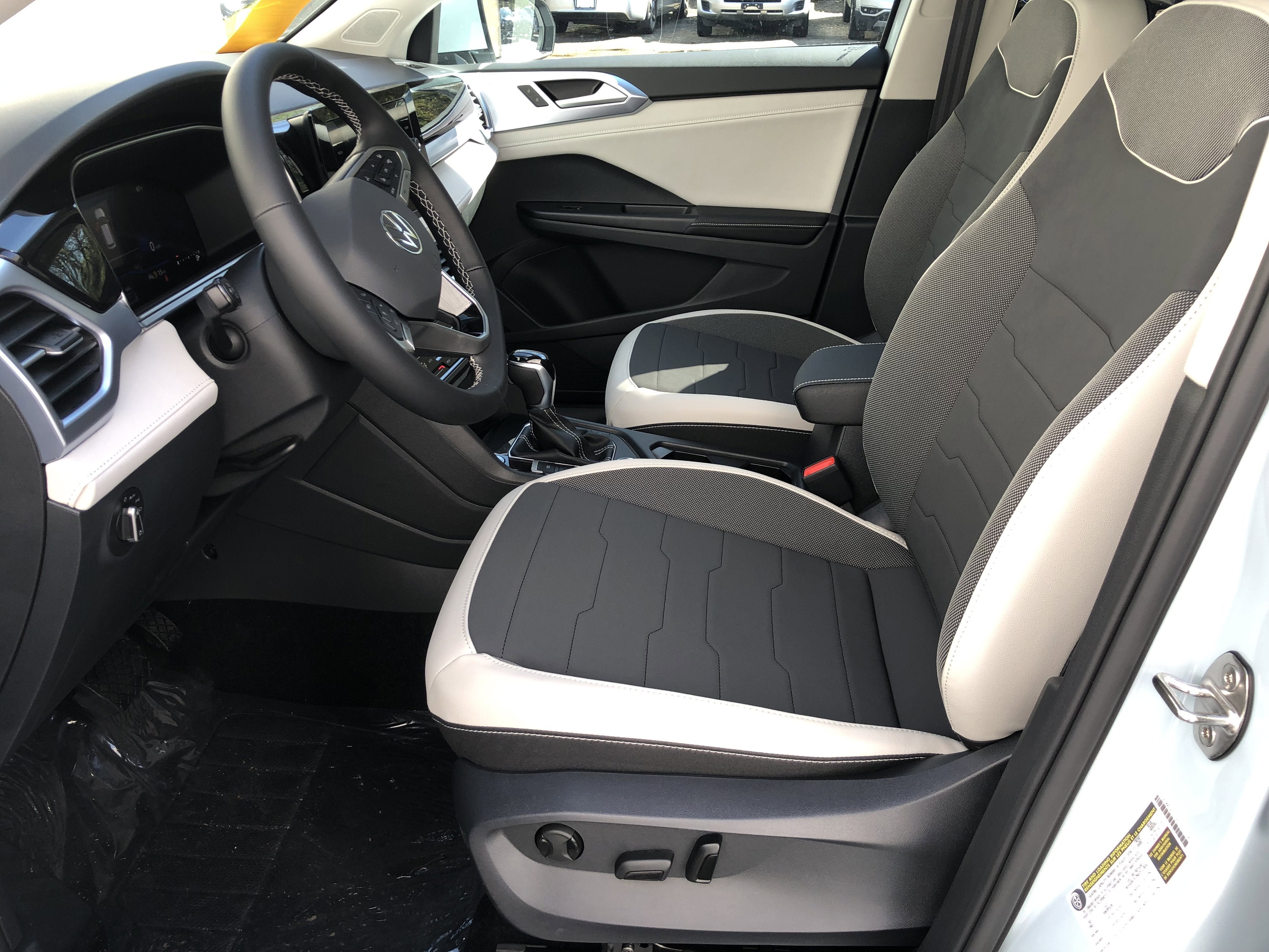 2026 Volkswagen Taos SE w/panoramic sunroof