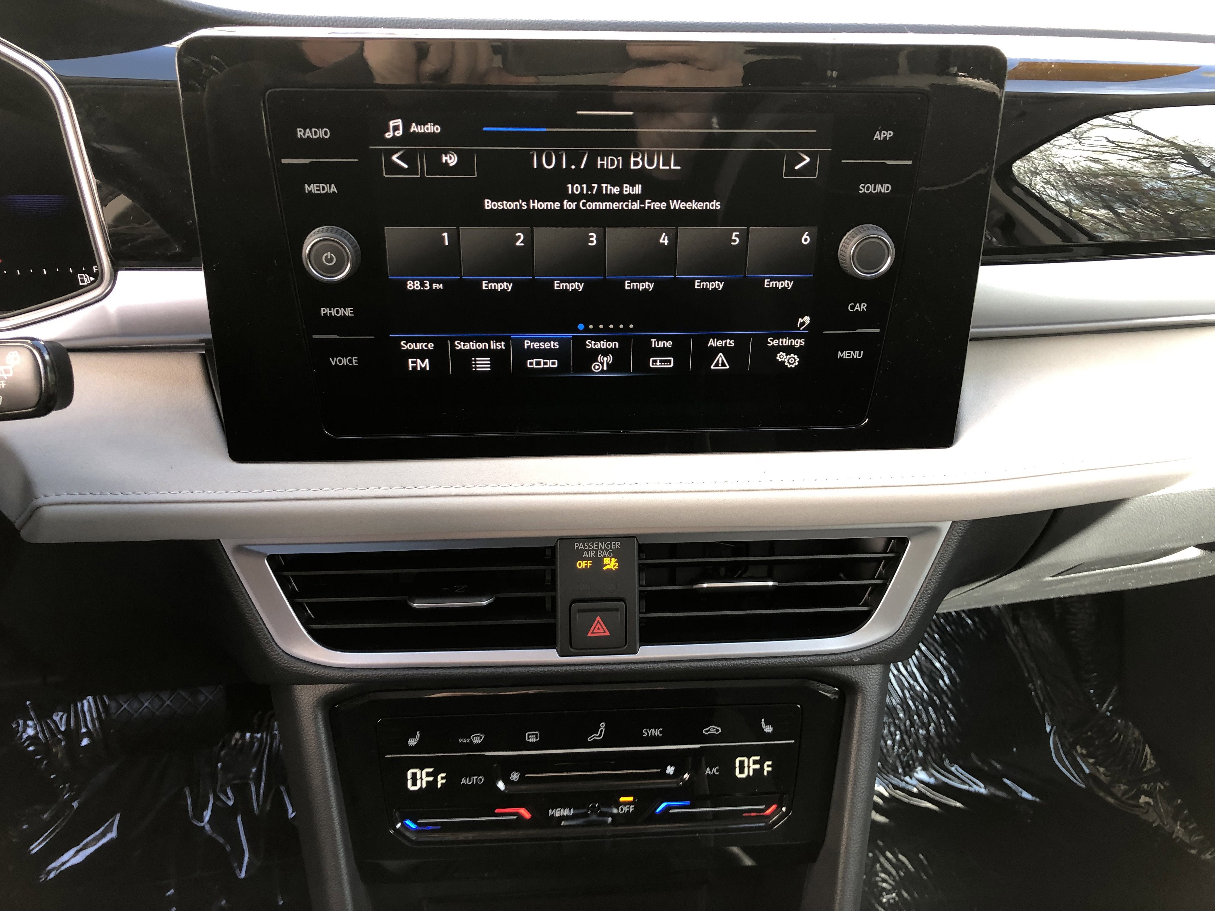 2026 Volkswagen Taos SE w/panoramic sunroof