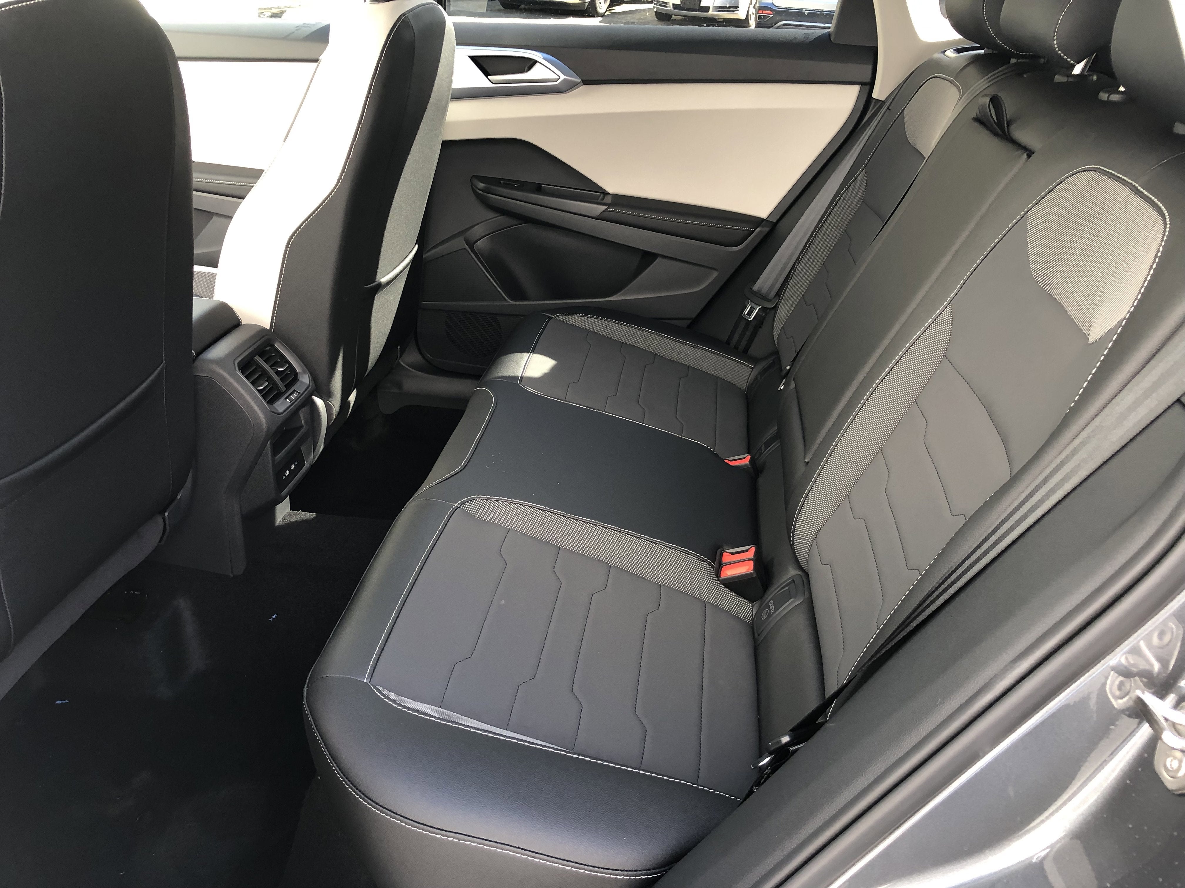 2026 Volkswagen Taos SE w/panoramic sunroof