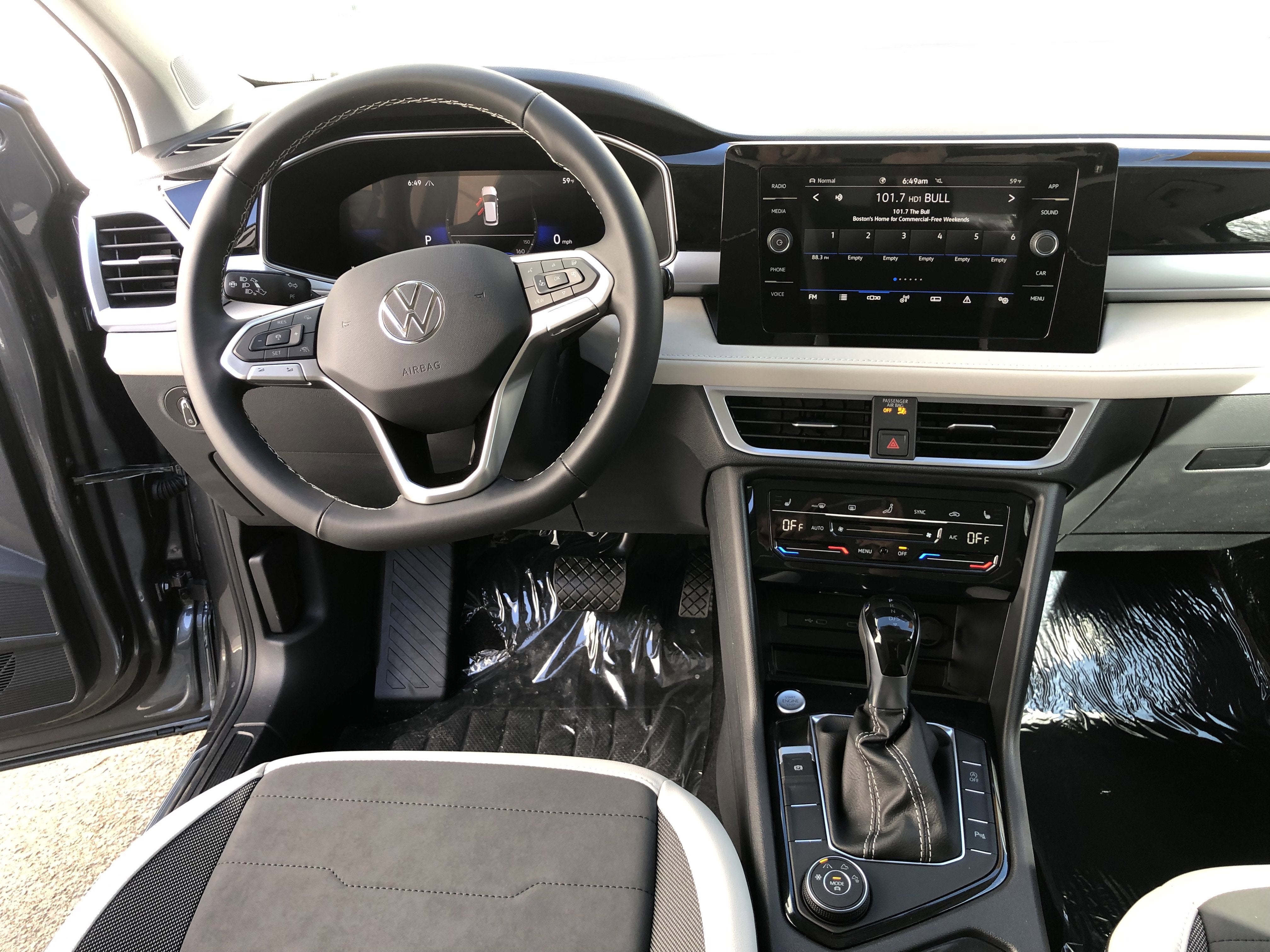 2026 Volkswagen Taos SE w/panoramic sunroof