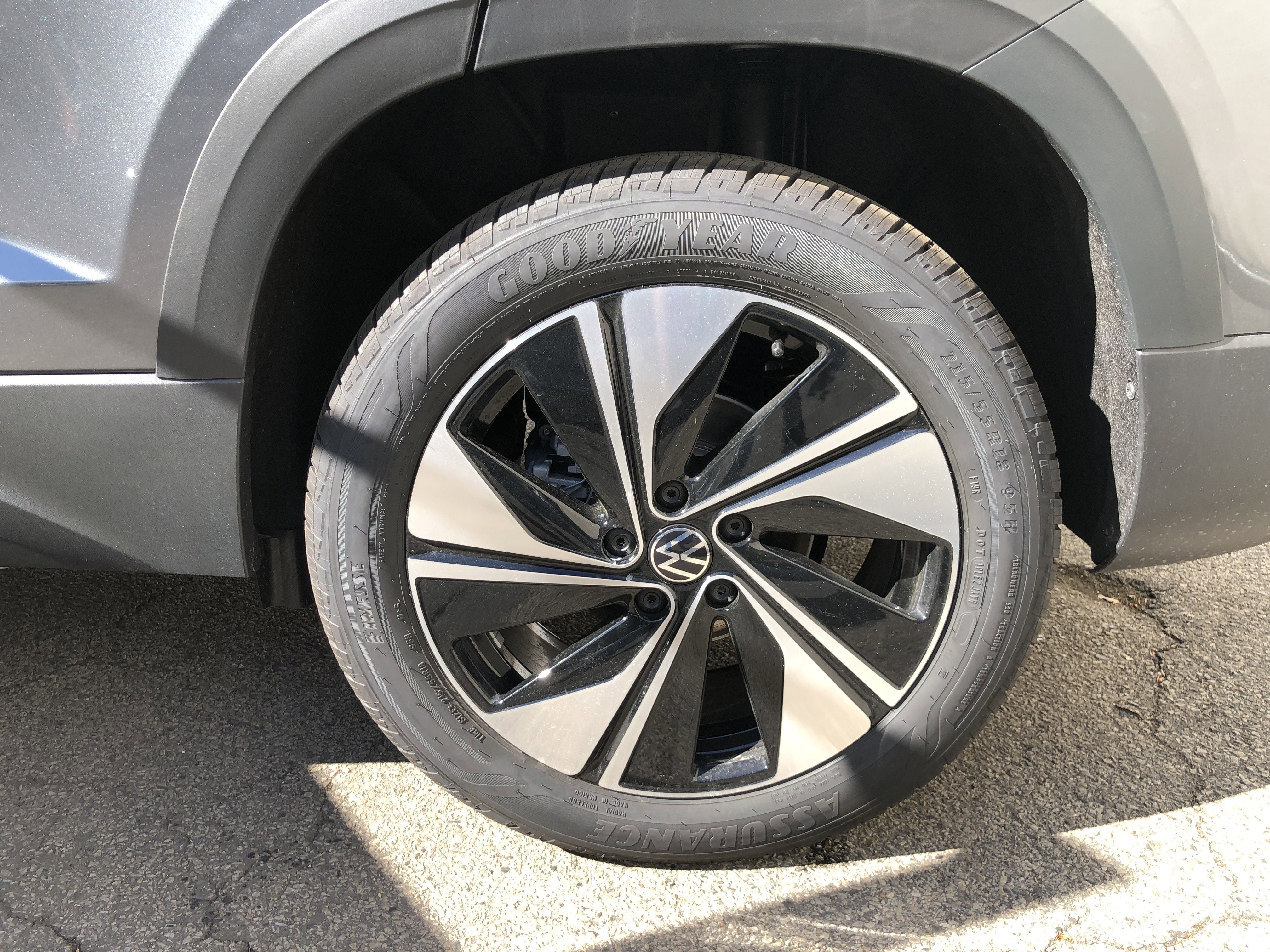 2026 Volkswagen Taos SE w/panoramic sunroof