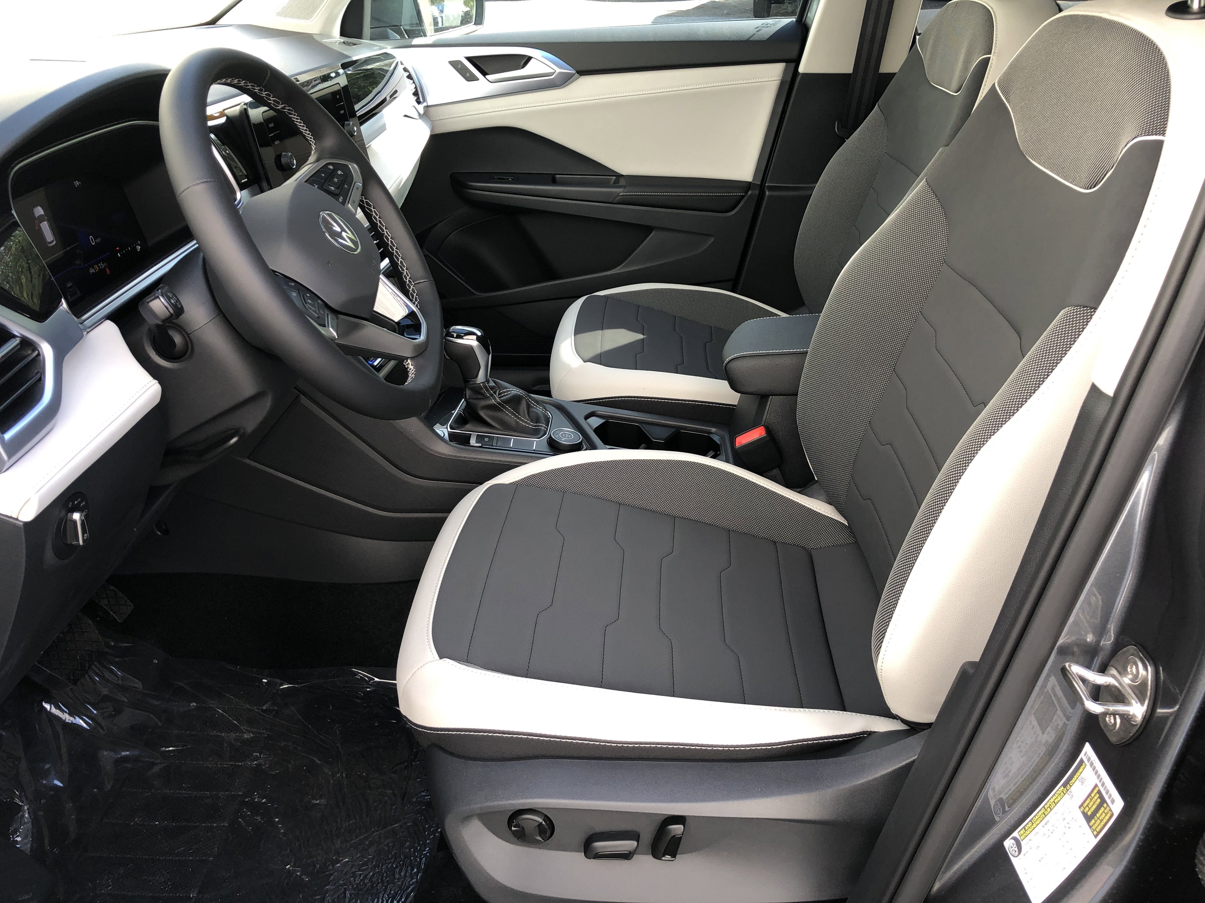 2026 Volkswagen Taos SE w/panoramic sunroof