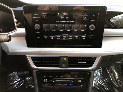 2026 Volkswagen Taos SE w/panoramic sunroof