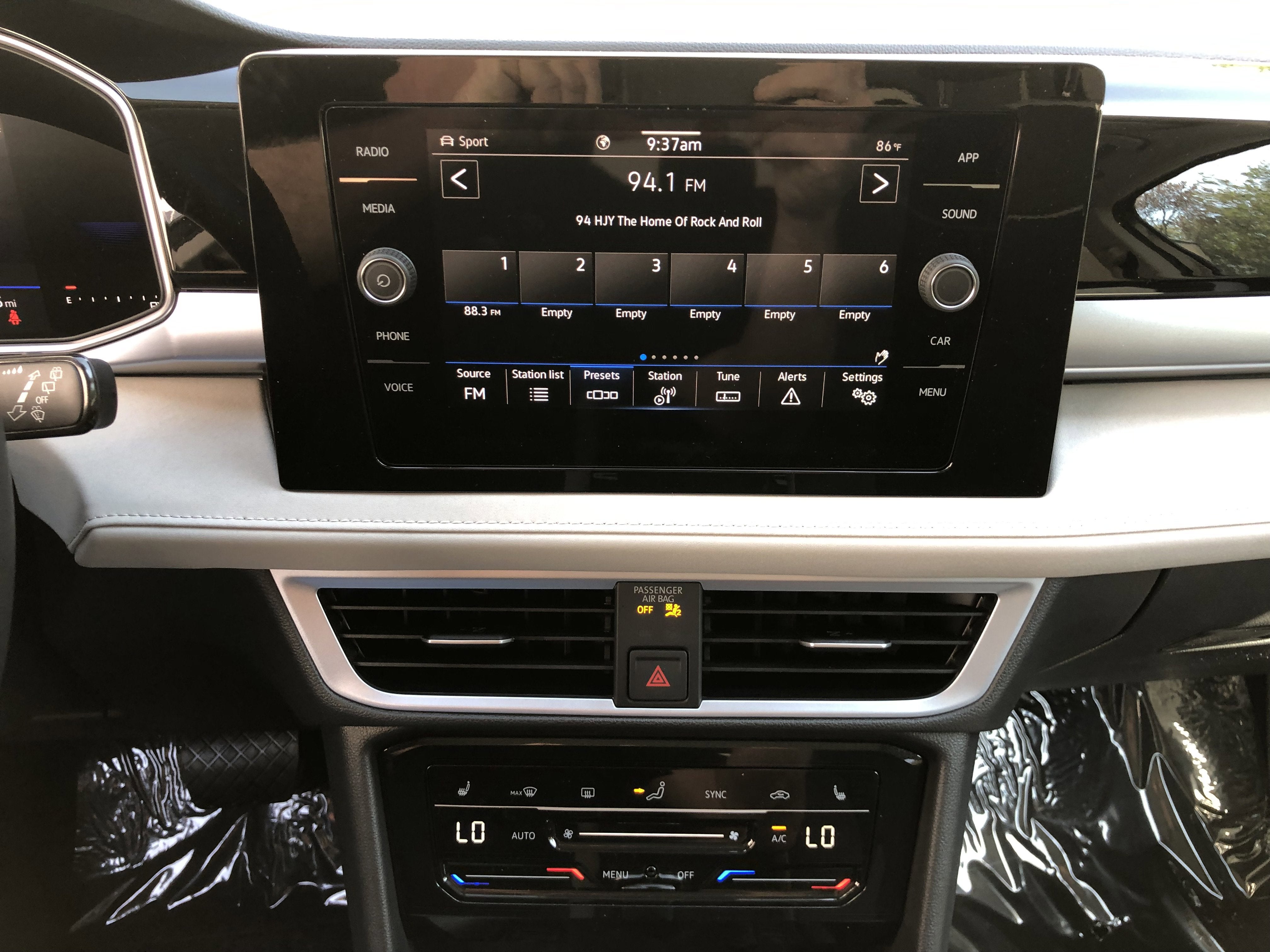 2026 Volkswagen Taos SE w/panoramic sunroof