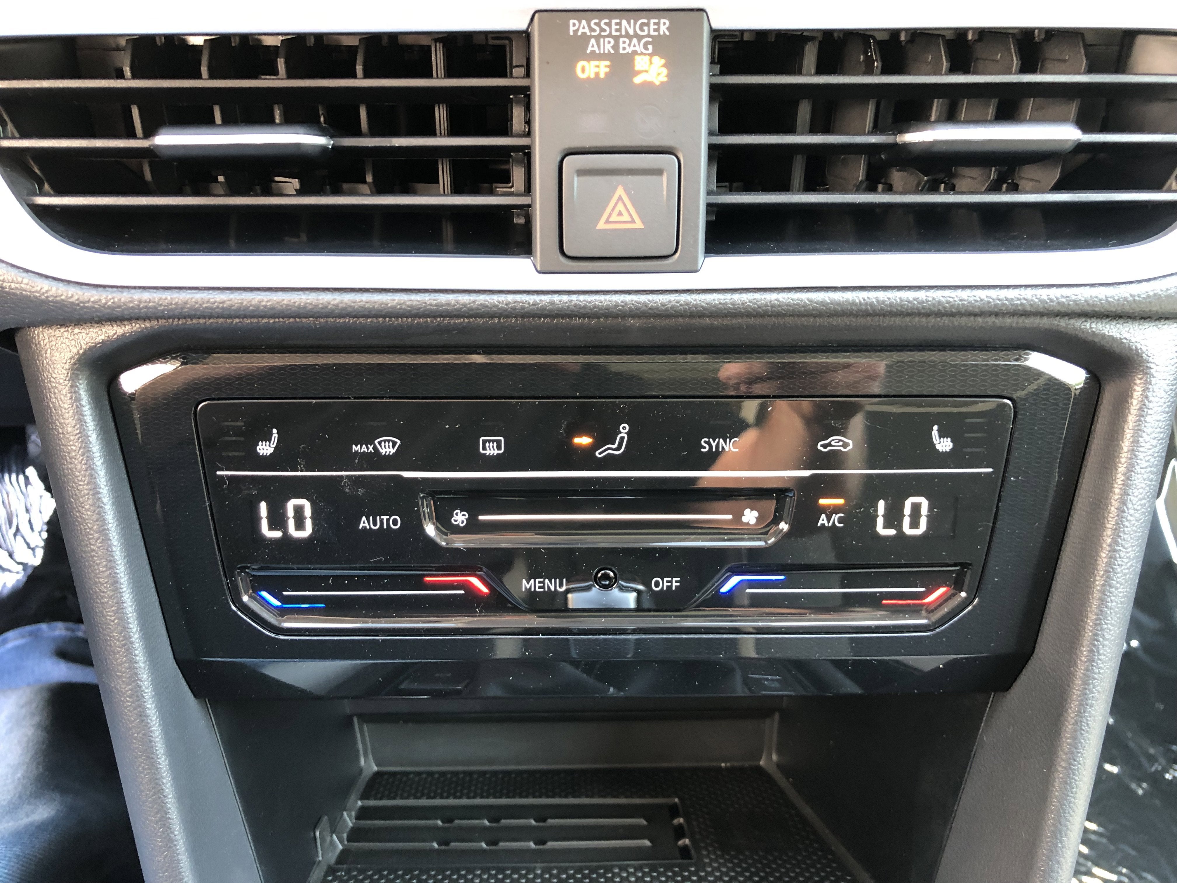 2026 Volkswagen Taos SE w/panoramic sunroof