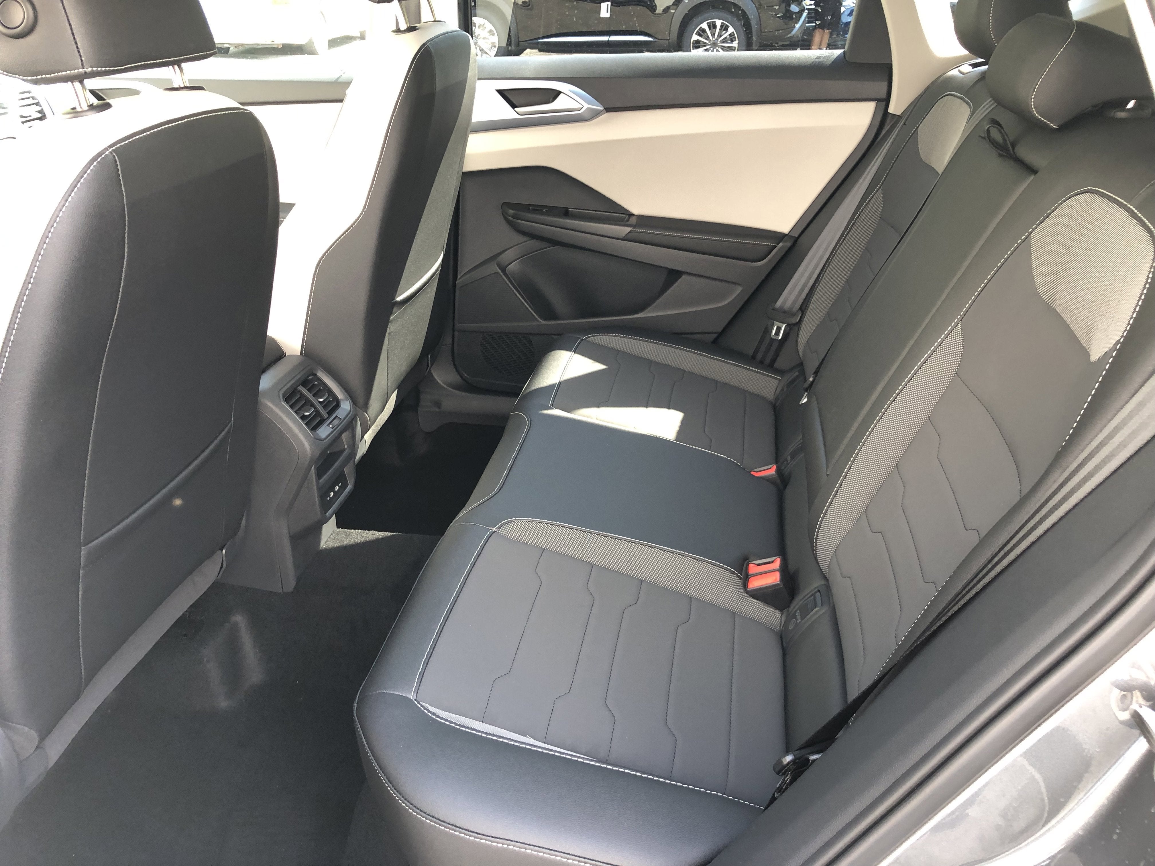 2026 Volkswagen Taos SE w/panoramic sunroof