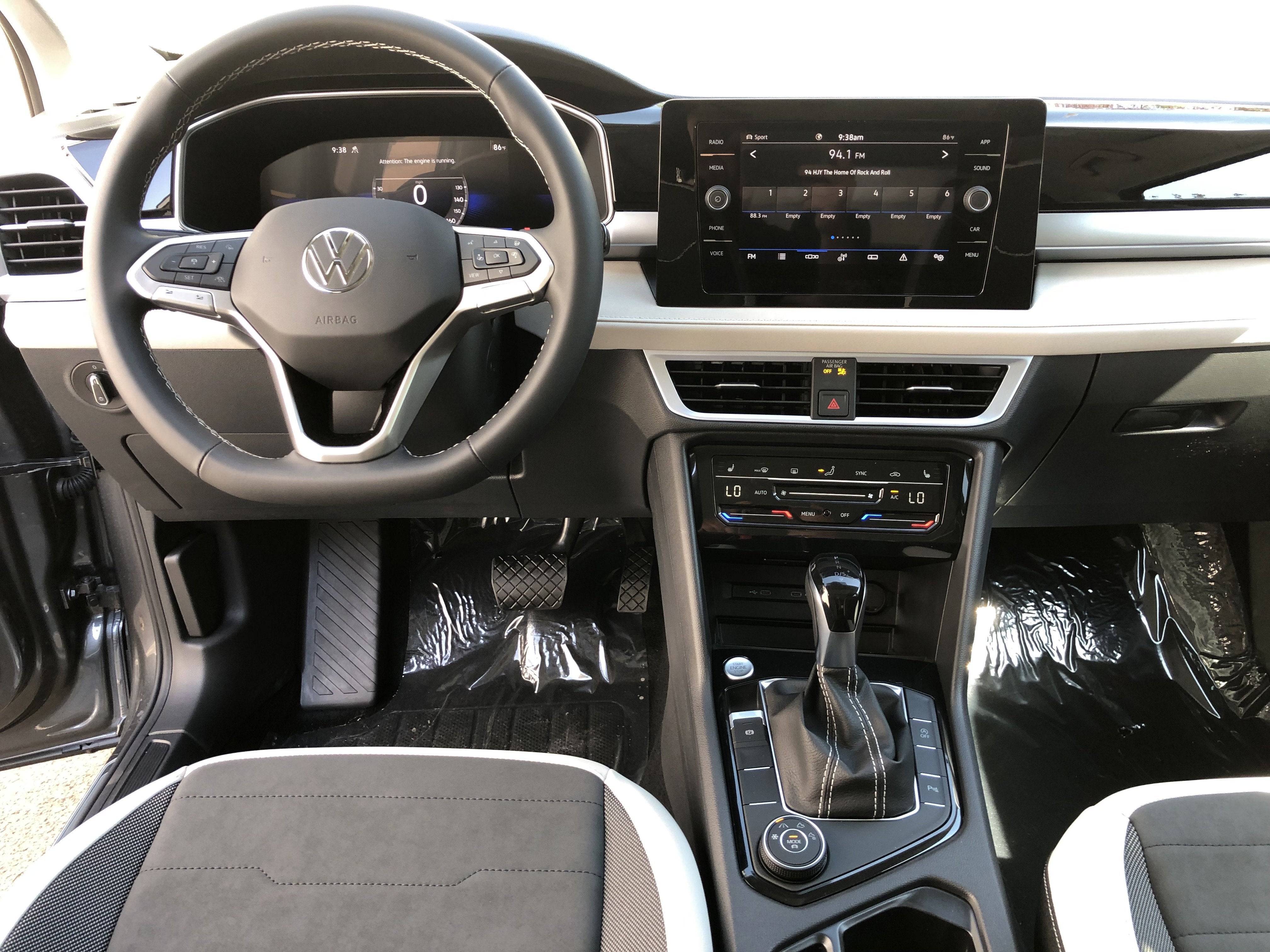2026 Volkswagen Taos SE w/panoramic sunroof