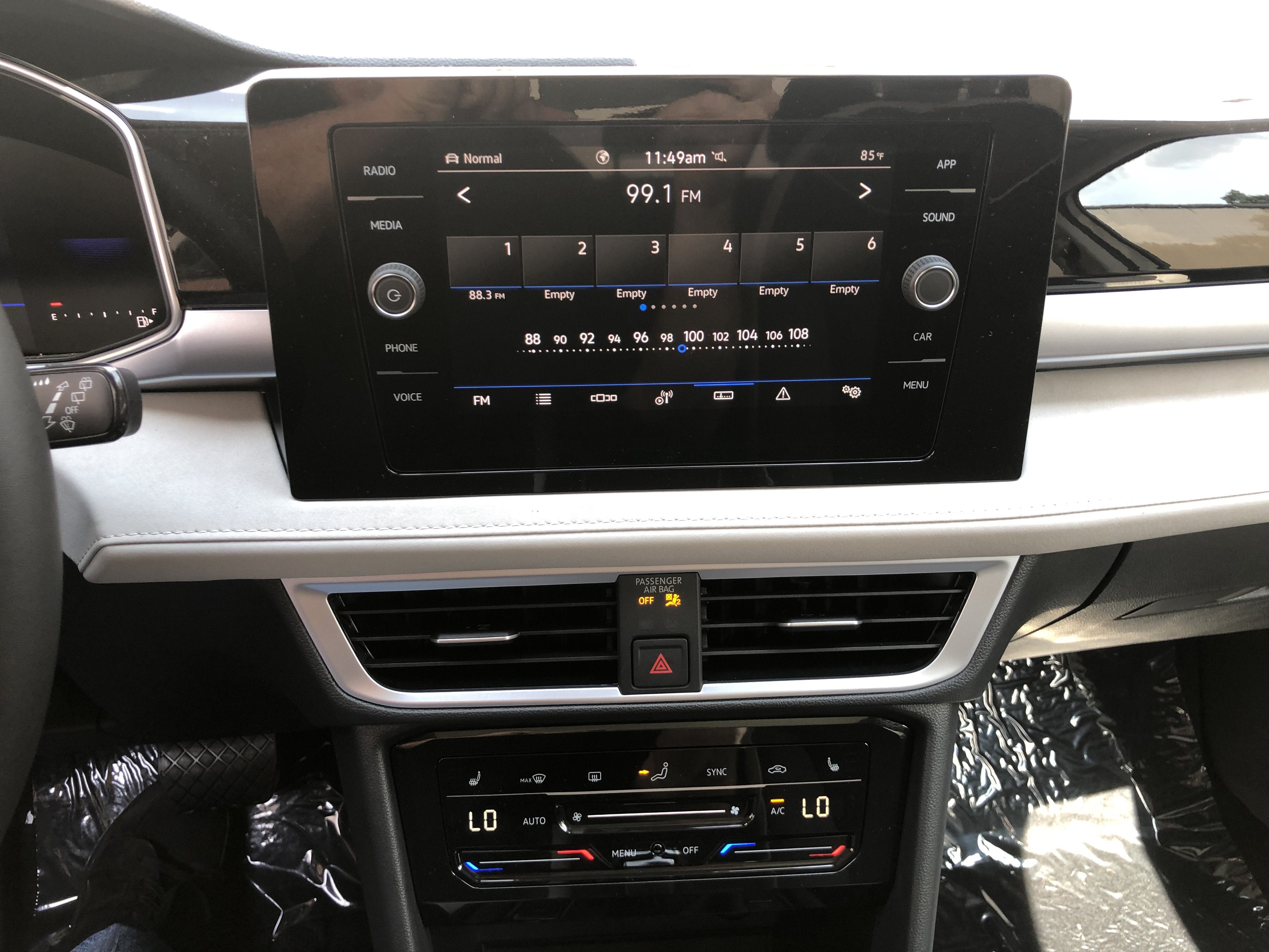 2026 Volkswagen Taos SE w/panoramic sunroof
