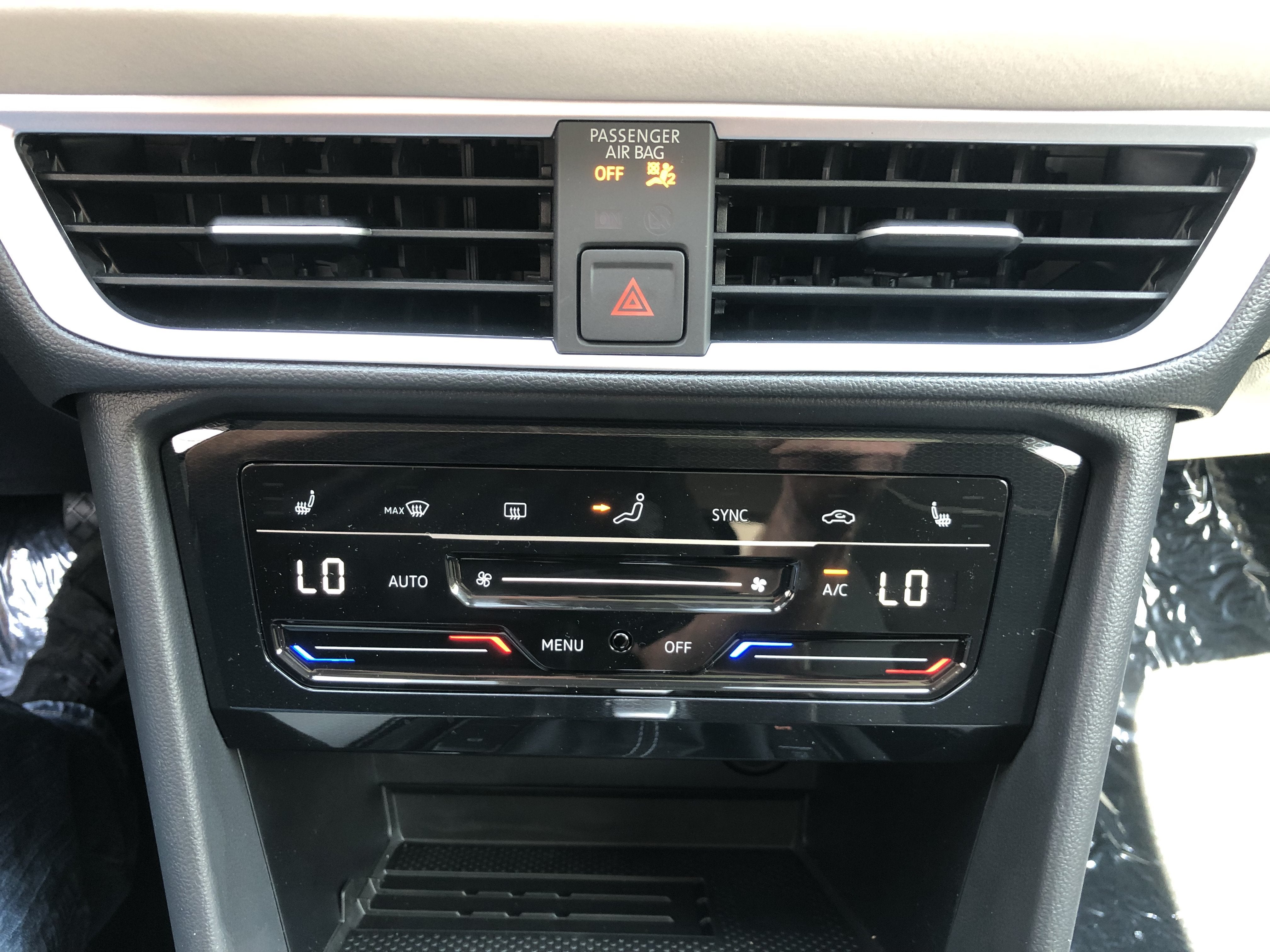 2026 Volkswagen Taos SE w/panoramic sunroof