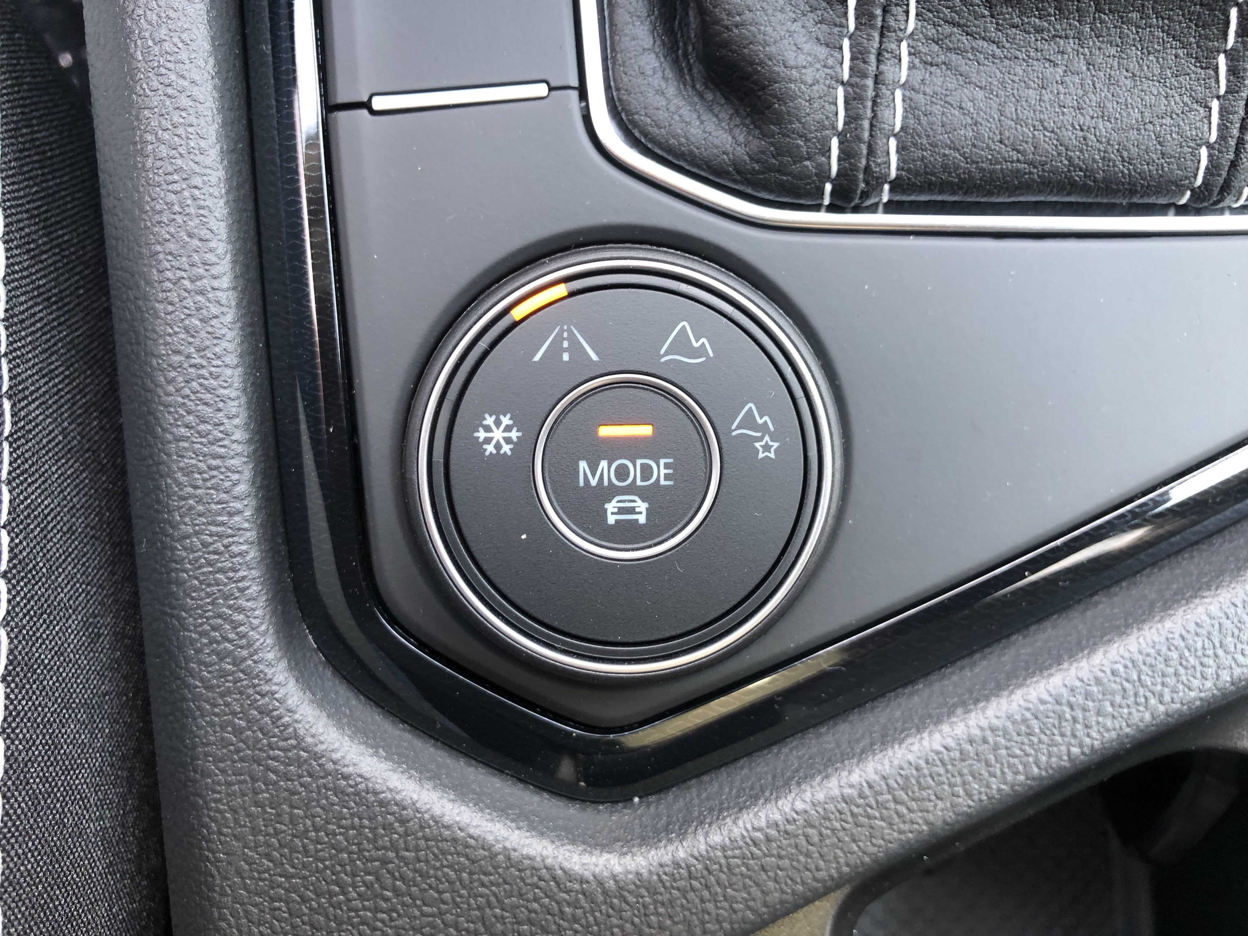 2026 Volkswagen Taos SE w/panoramic sunroof
