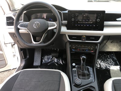 2026 Volkswagen Taos SE w/panoramic sunroof