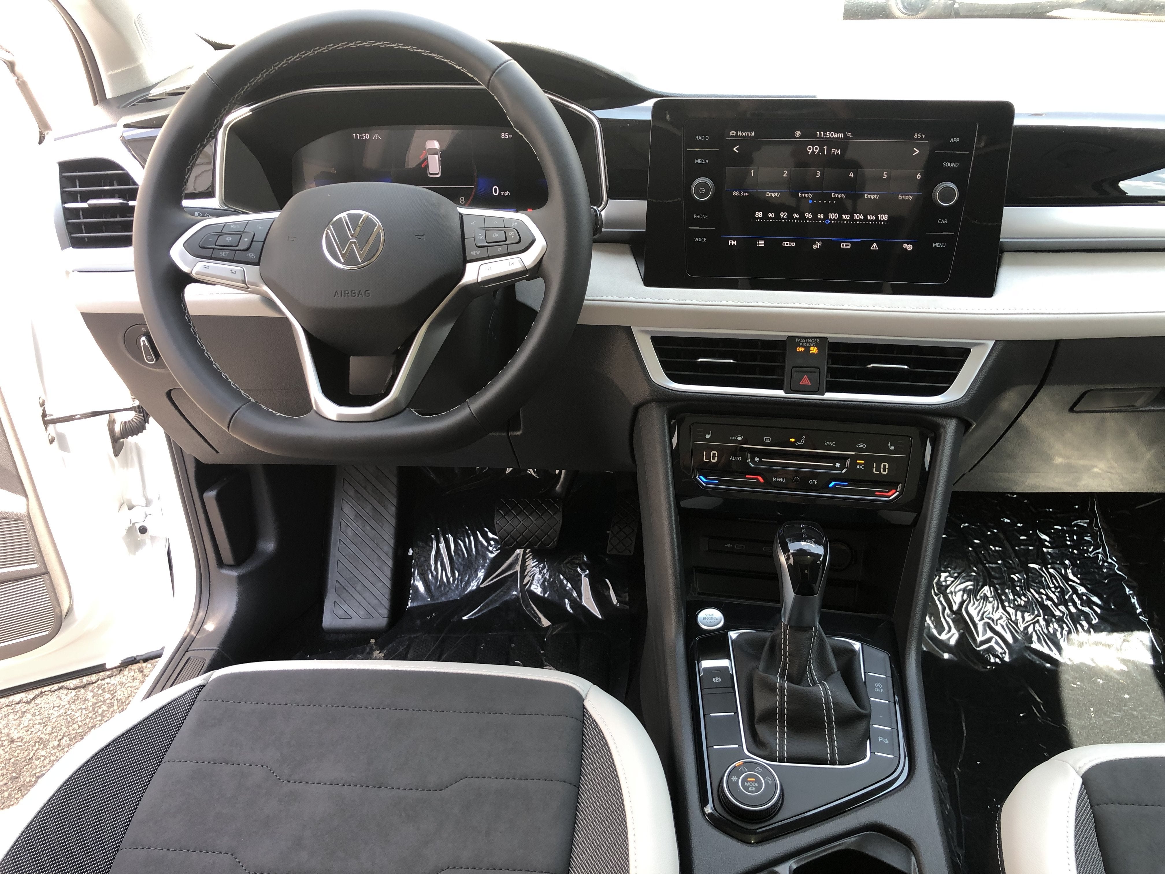 2026 Volkswagen Taos SE w/panoramic sunroof