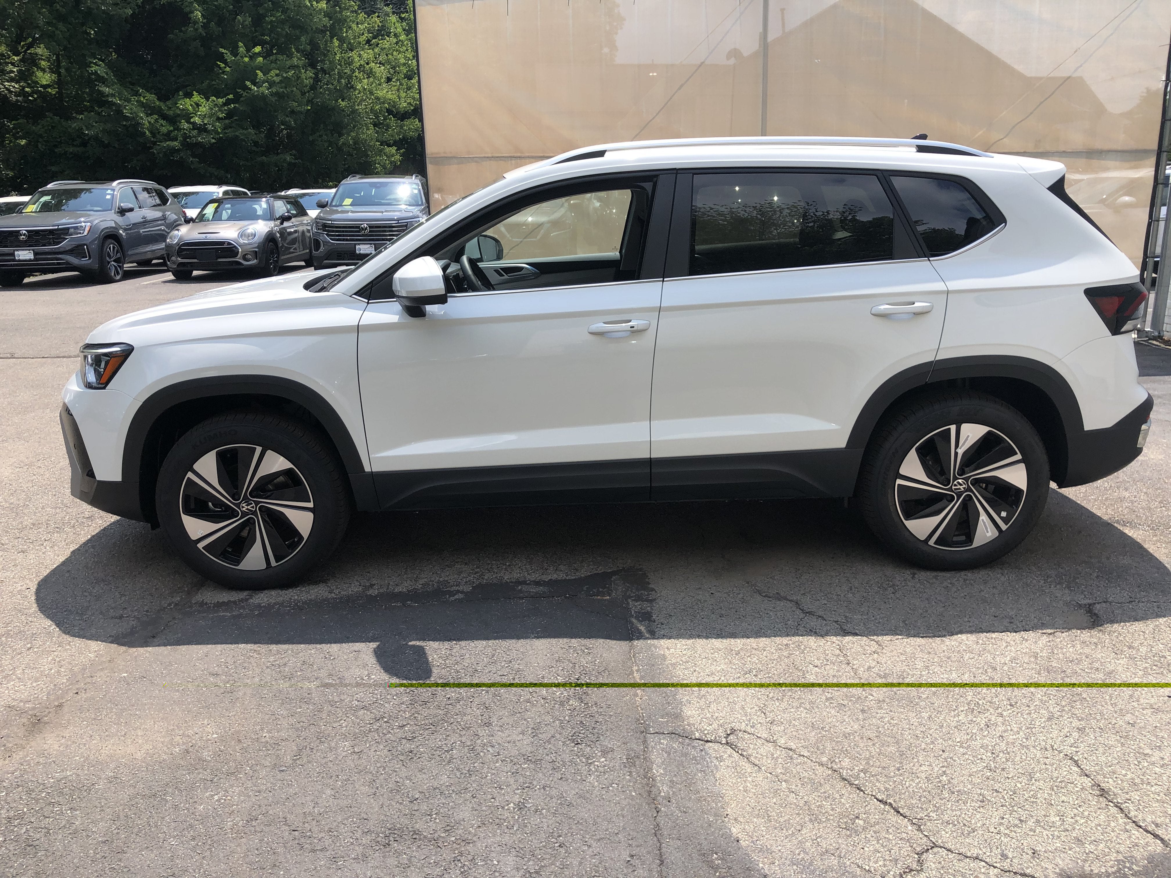 2026 Volkswagen Taos SE w/panoramic sunroof