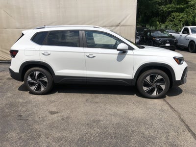 2026 Volkswagen Taos SE w/panoramic sunroof
