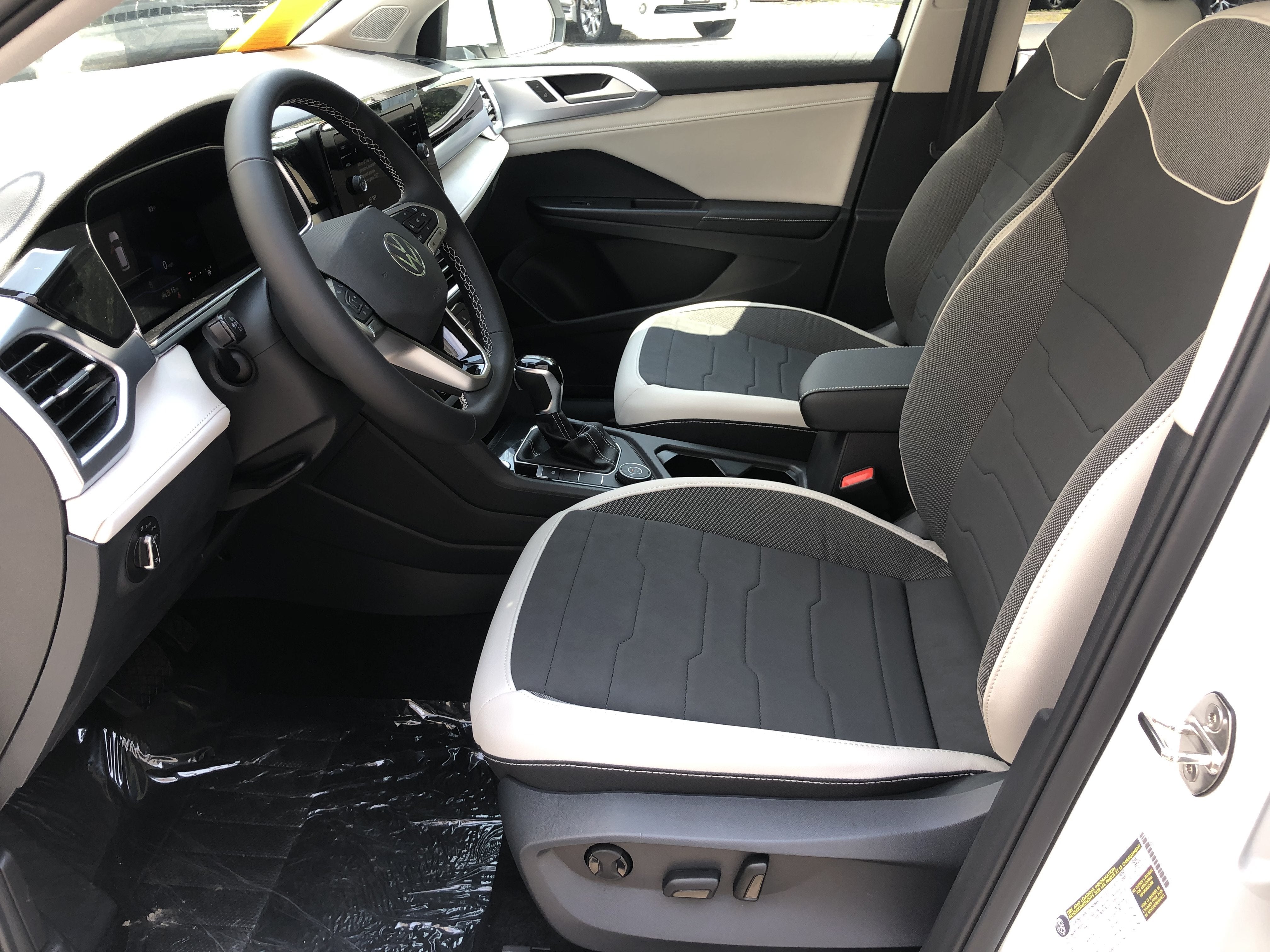 2026 Volkswagen Taos SE w/panoramic sunroof