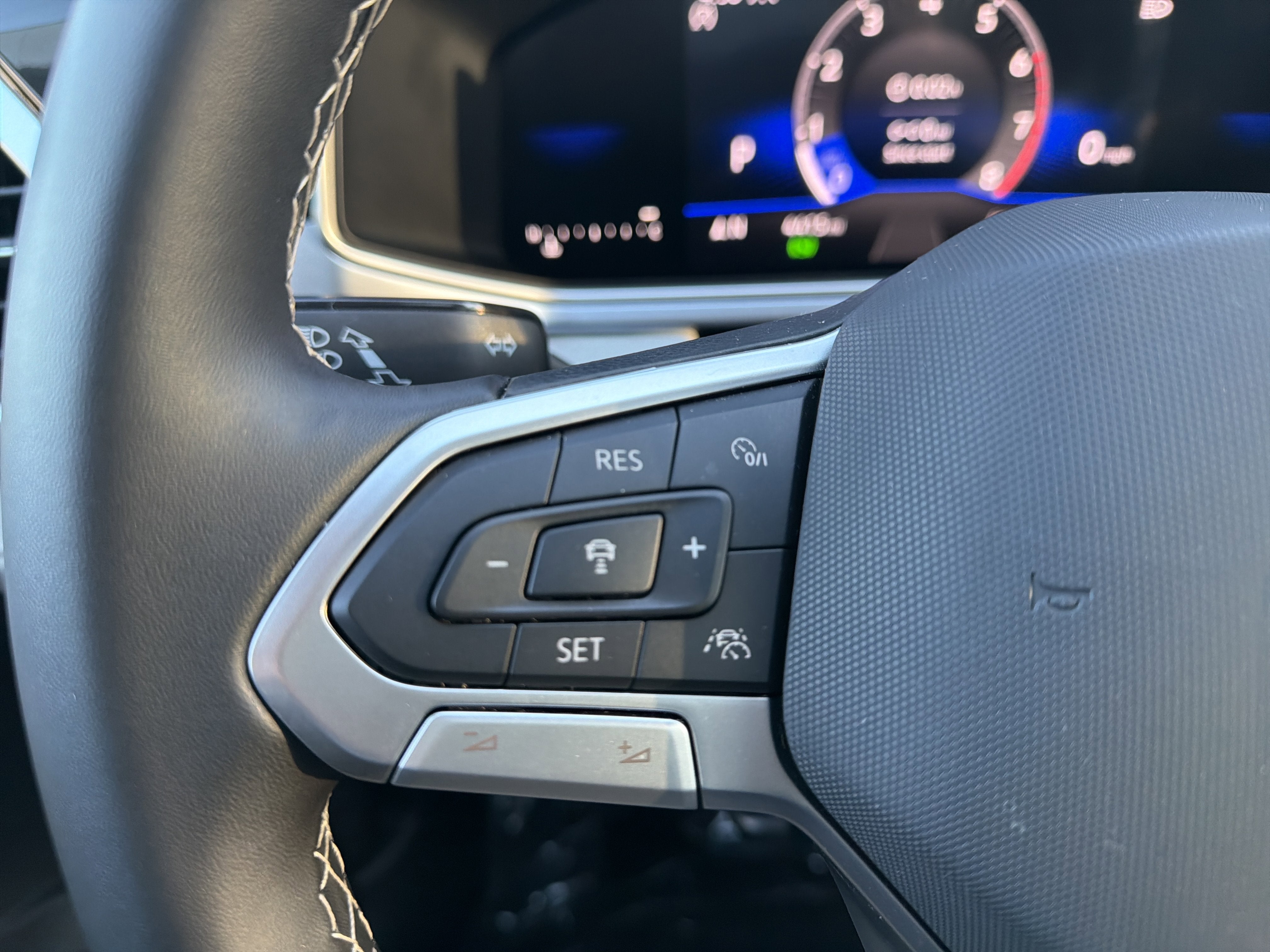 2025 Volkswagen Taos SE w/panoramic sunroof